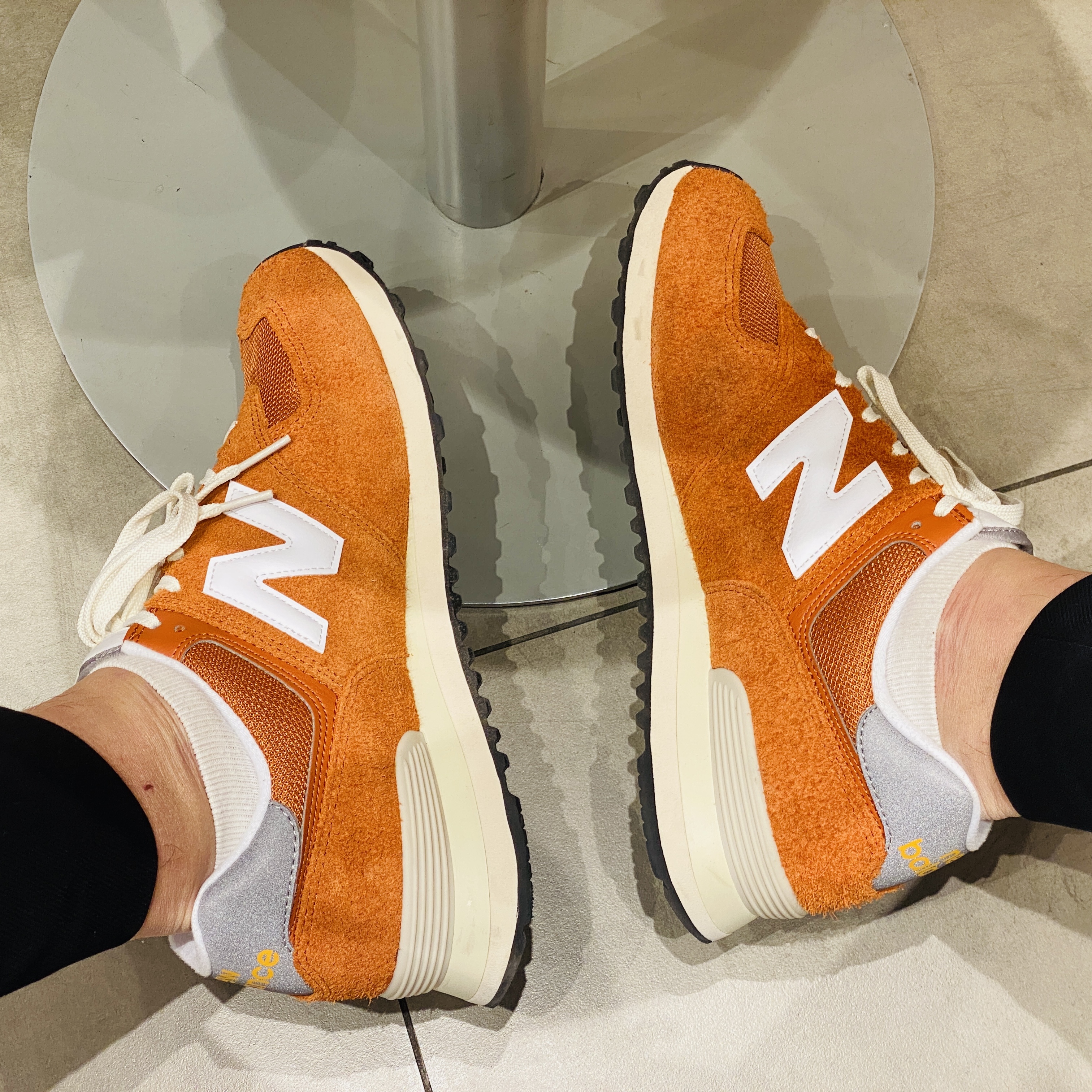 New Balance 574 Heritage Orange Burst White 착용 스타일