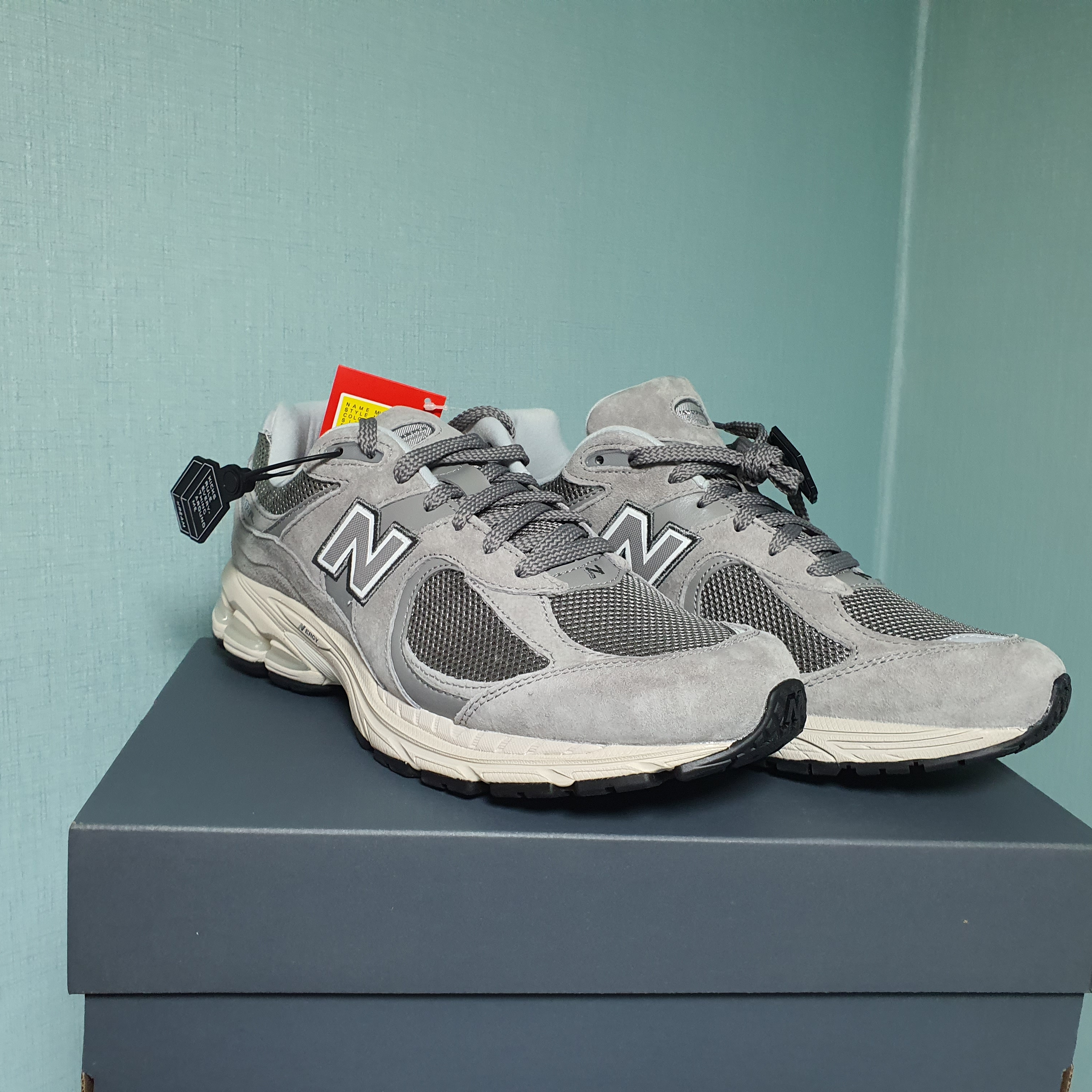New Balance 2002R Grey 착용 스타일
