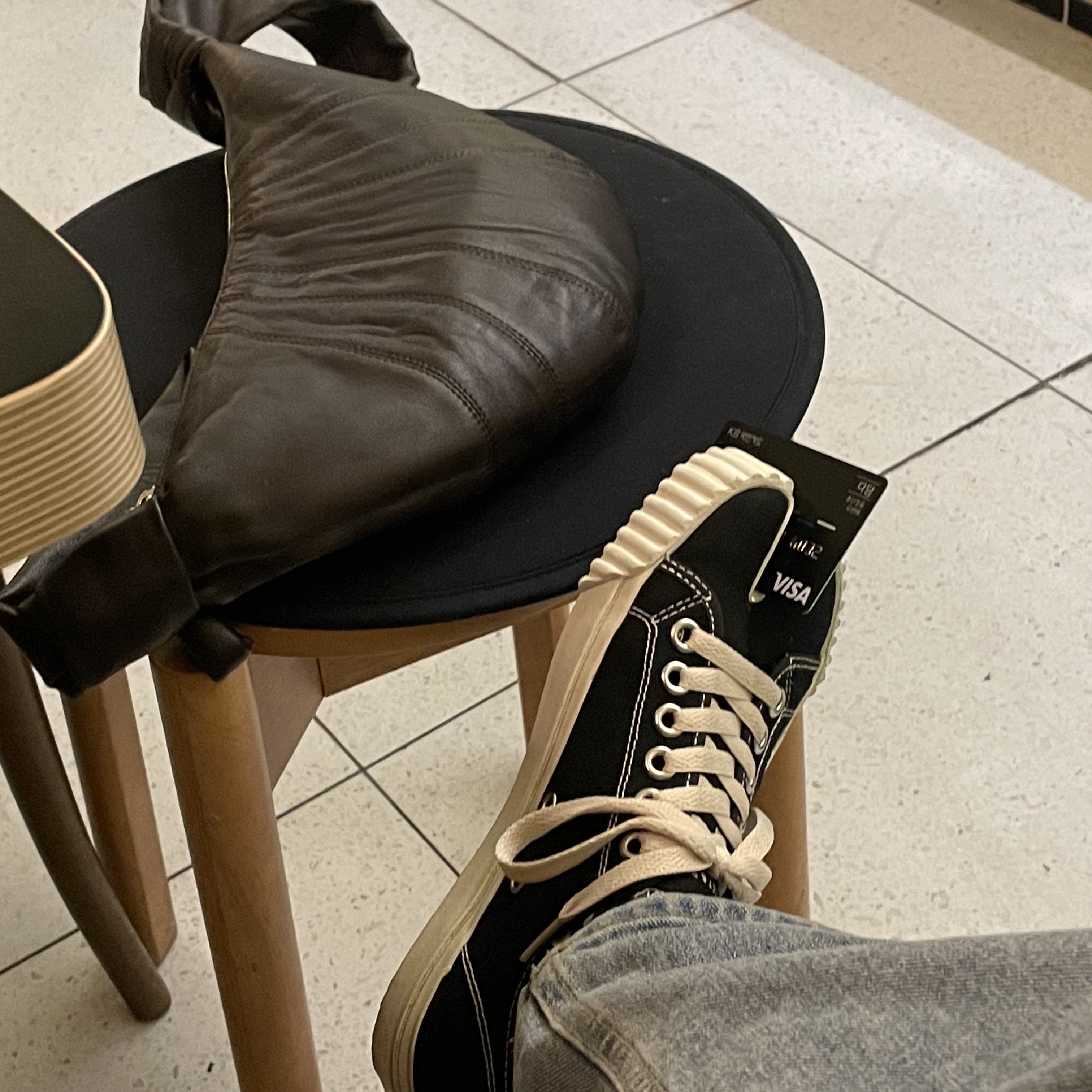 (W) Maison Margiela Tabi Low Canvas Sneakers Black, Lemaire Small Croissant Bag Soft Nappa Leather Dark Chocolate 착용 스타일 - 2