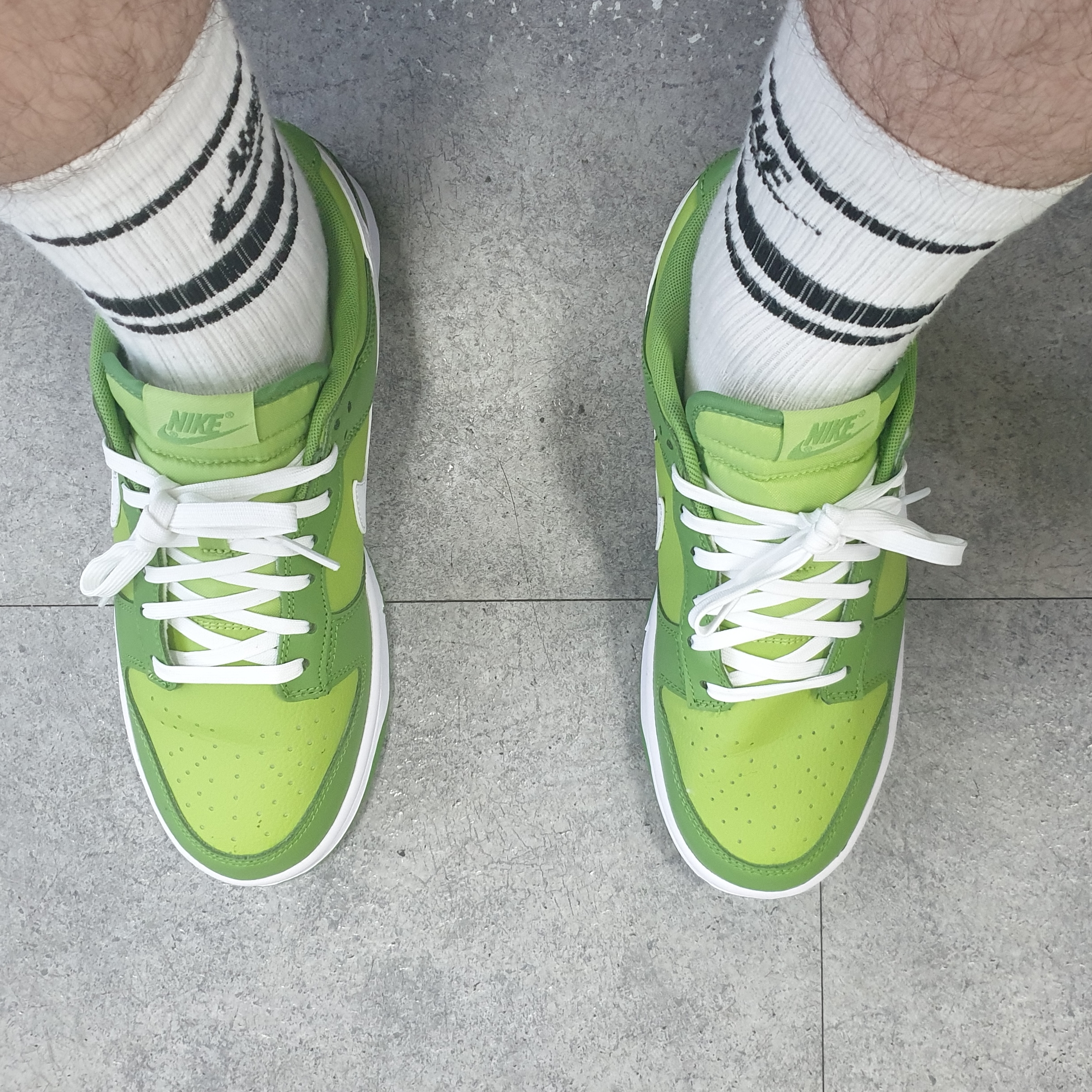 Nike Dunk Low Retro Vivid Green 착용 스타일 - 2