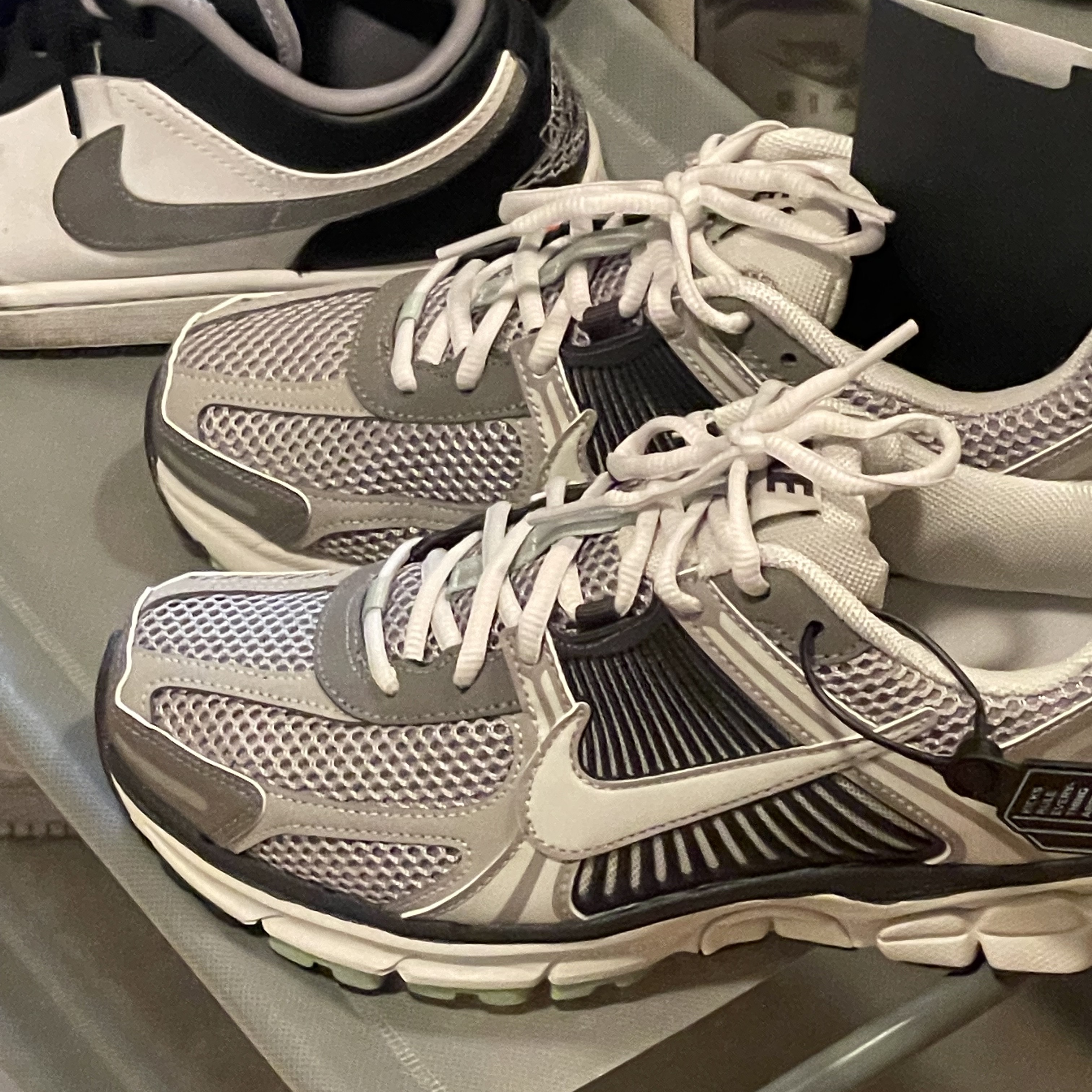 (W) Nike Zoom Vomero 5 Cobblestone and Flat Pewter, Jordan 1 Low Black Particle Grey 착용 스타일