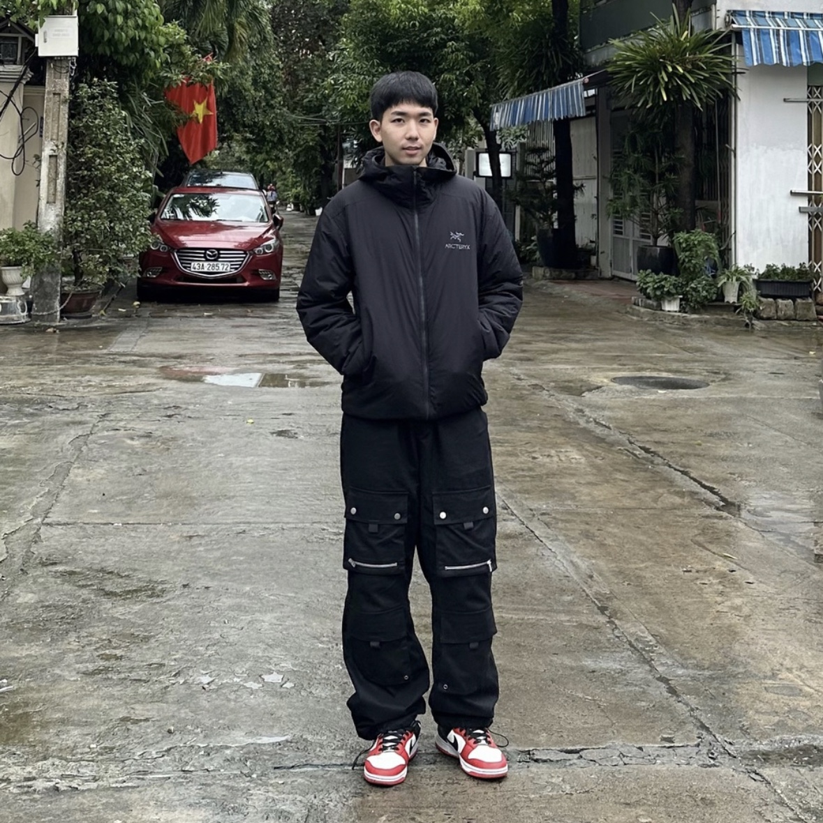 Arc'teryx Atom LT Hoody Black, Nike x NBA Dunk Low Retro EMB Black and Chile Red 착용 스타일