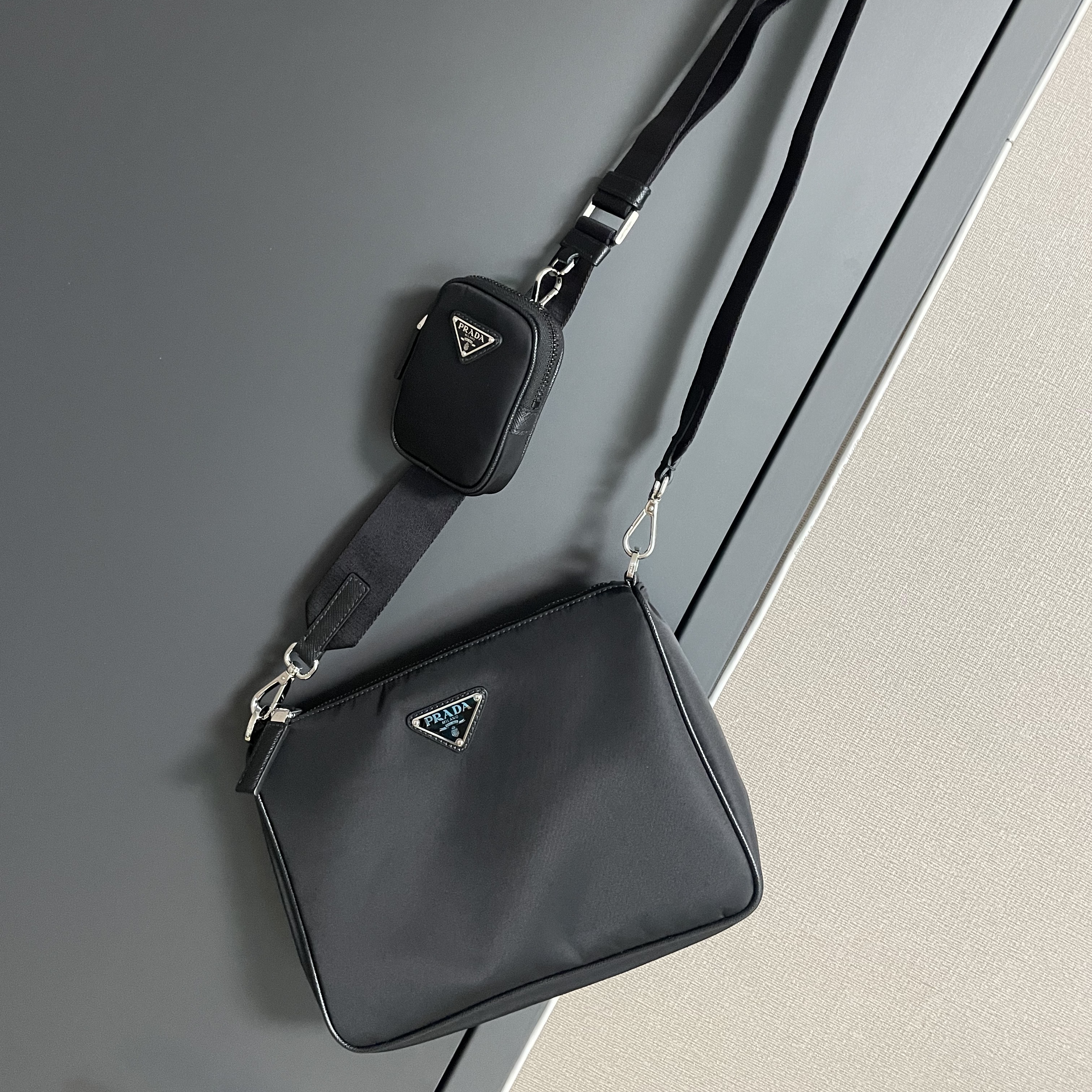 Prada Re-Nylon and Saffiano Leather Shoulder Bag Black 착용 스타일