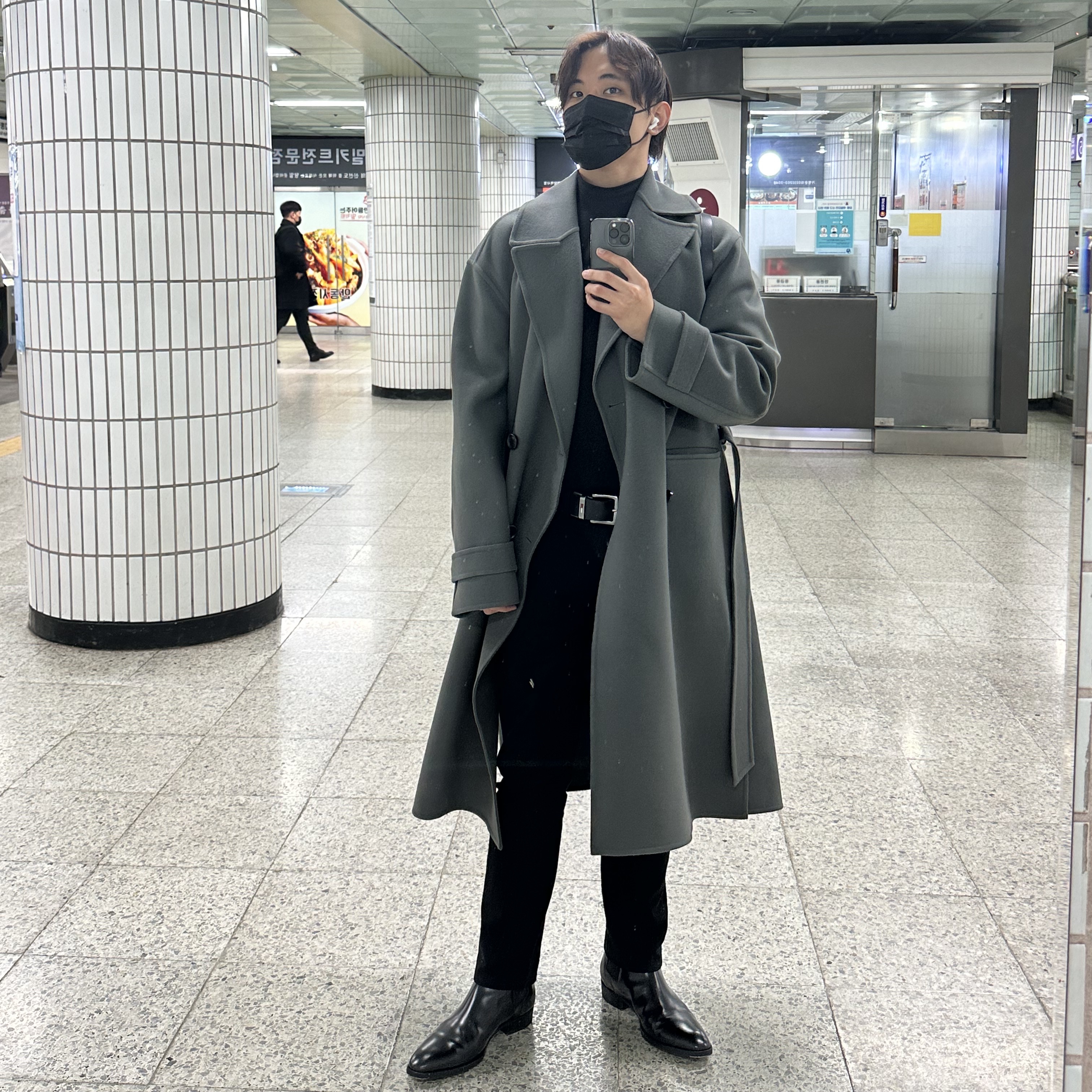 Saint Laurent Wyatt Chelsea Boots in Smooth Leather Black 착용 스타일 - 1