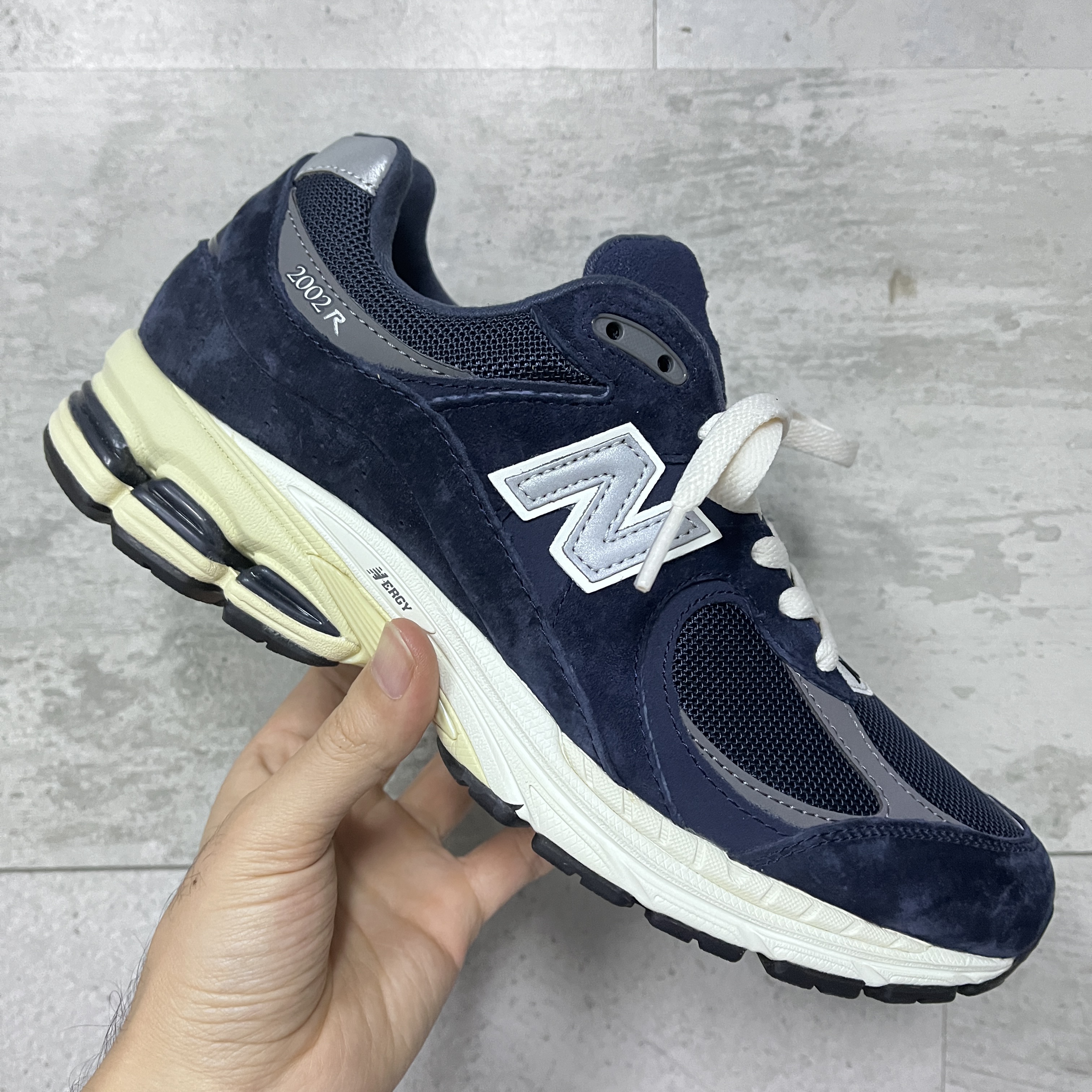 New Balance 2002R Eclipse Castlerock 착용 스타일