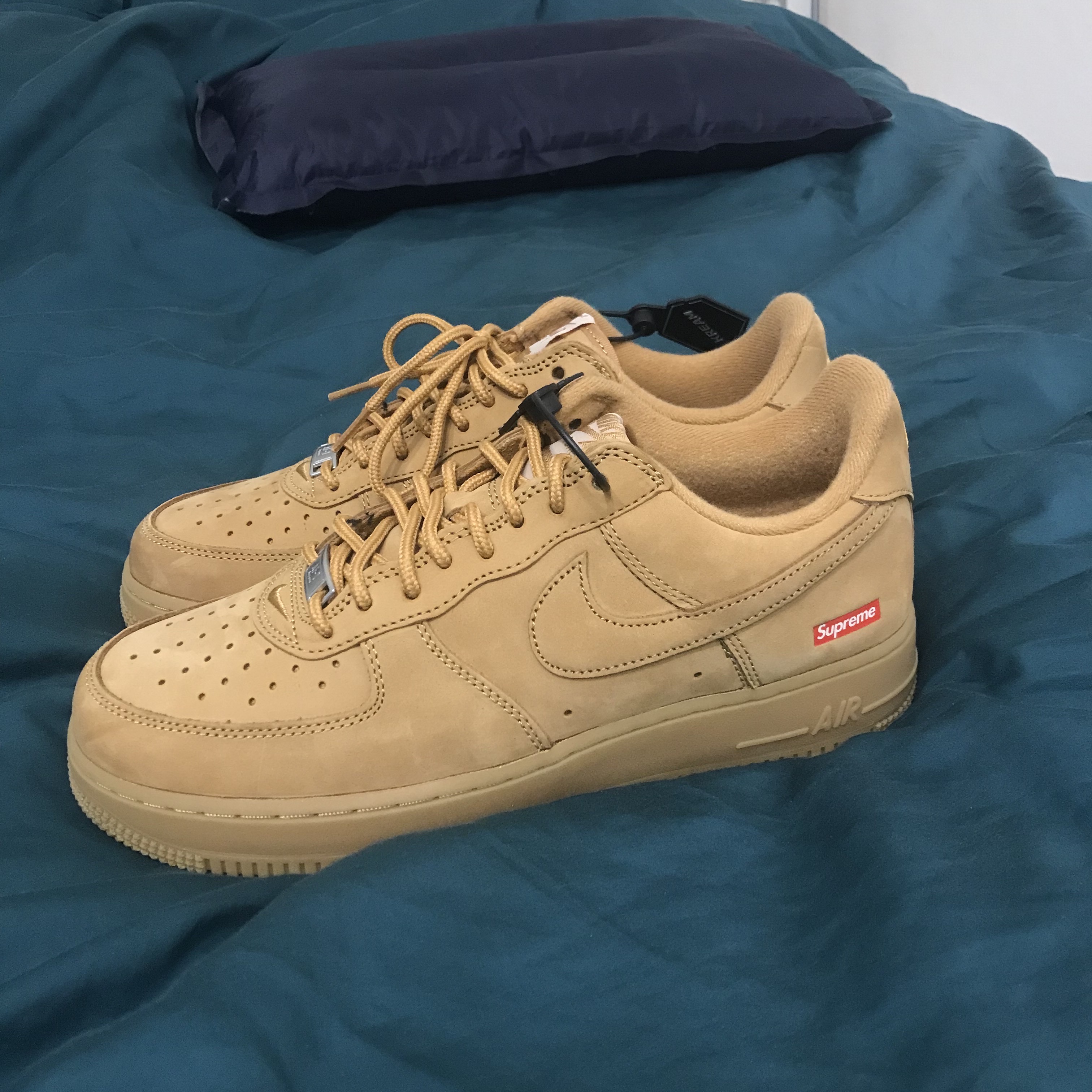 Nike x Supreme Air Force 1 Low Flax 착용 스타일