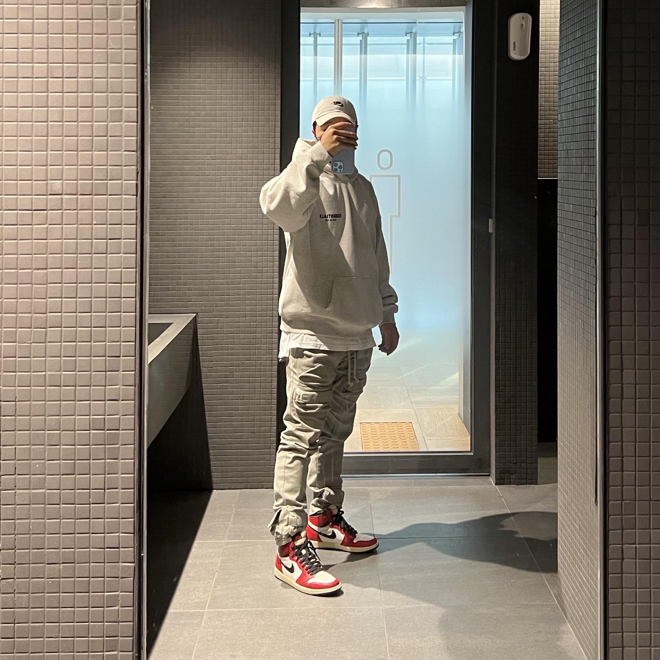 Essentials The Core Collection Hoodie Light Oatmeal, Jordan 1 Retro High OG Light Fusion Red 착용 스타일