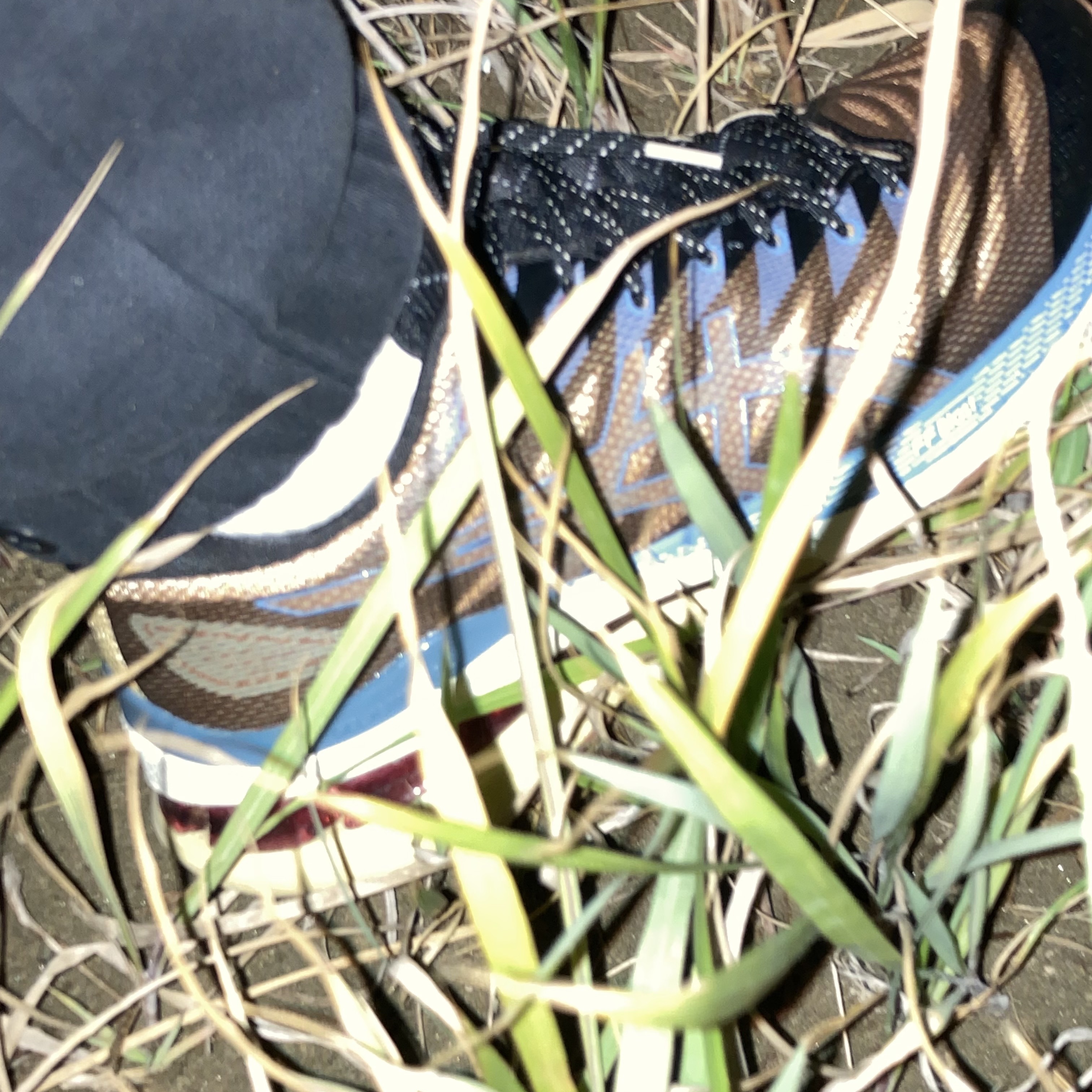 (W) Asics FN3-S Gel-Kayano 28 Anthracite Antique Gold 착용 스타일 - 2