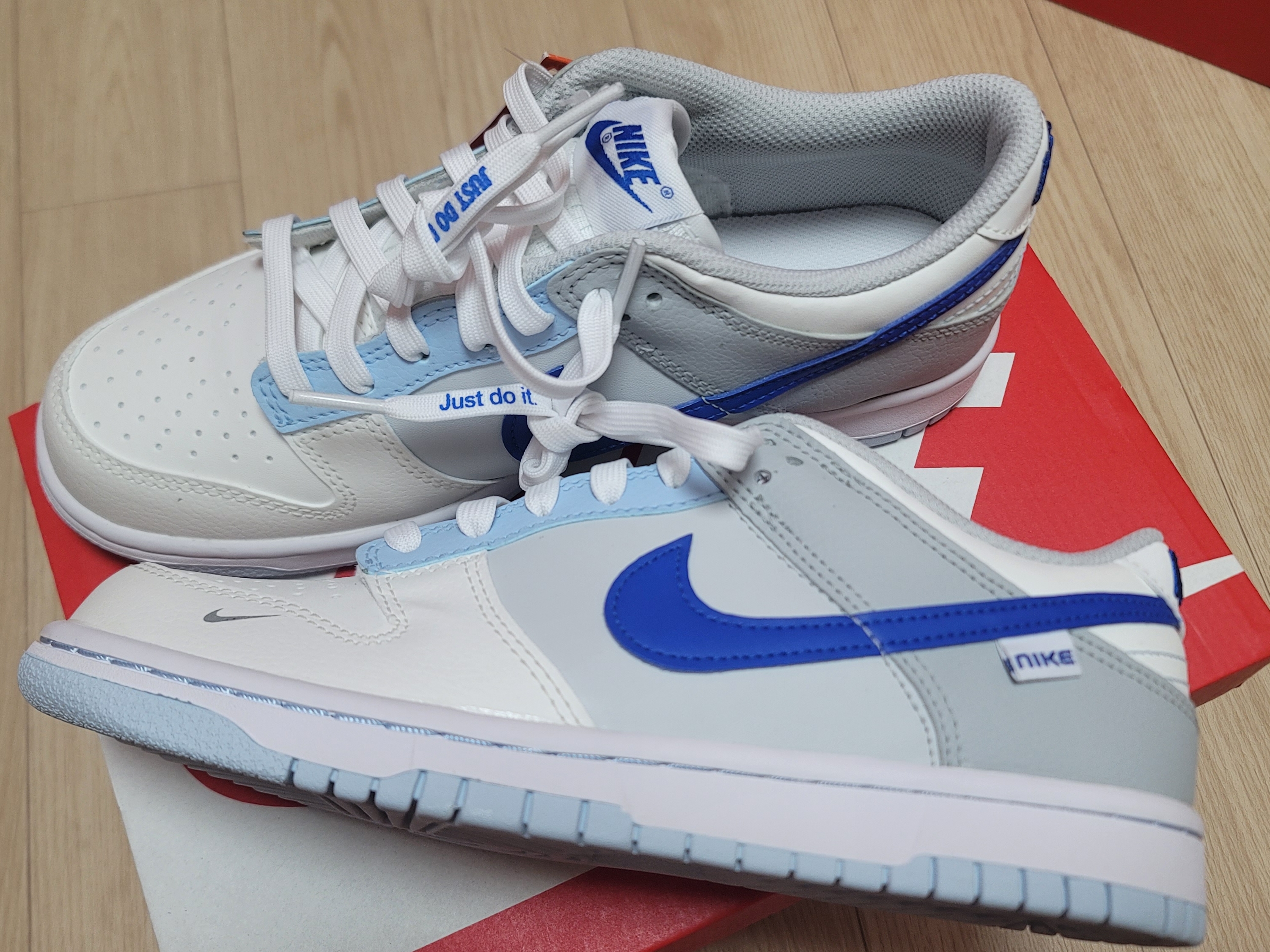 (GS) Nike Dunk Low Ivory Hyper Royal 착용 스타일 - 1