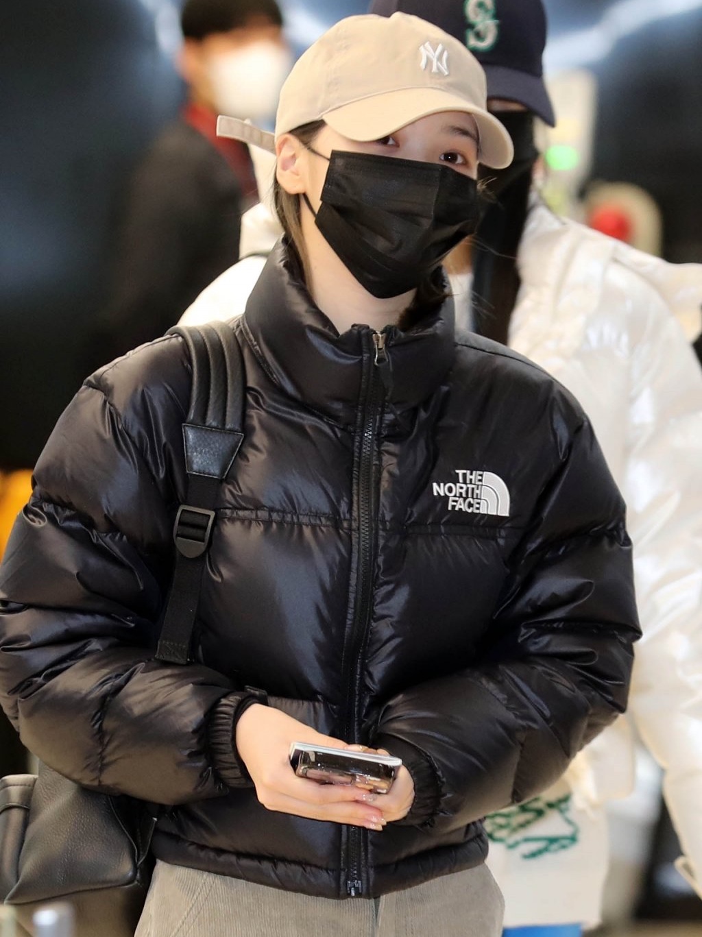 (W) The North Face Nuptse Short Jacket TNF Black, Balenciaga Smooth Calfskin Everyday Logo Backpack Black 착용 스타일