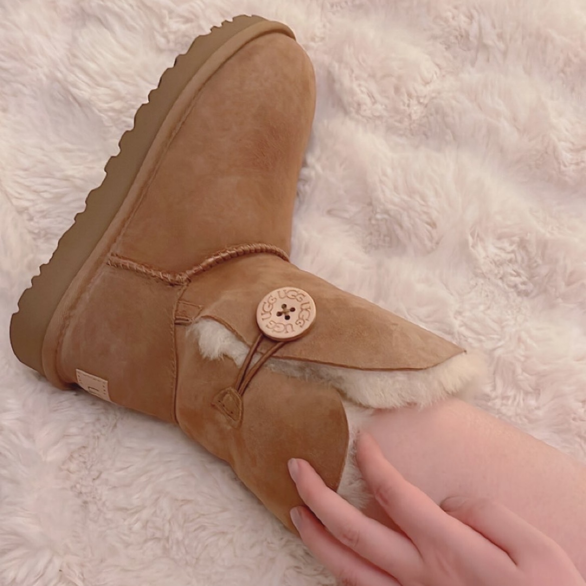 (W) UGG Bailey Button II Boots Chestnut 착용 스타일 - 2