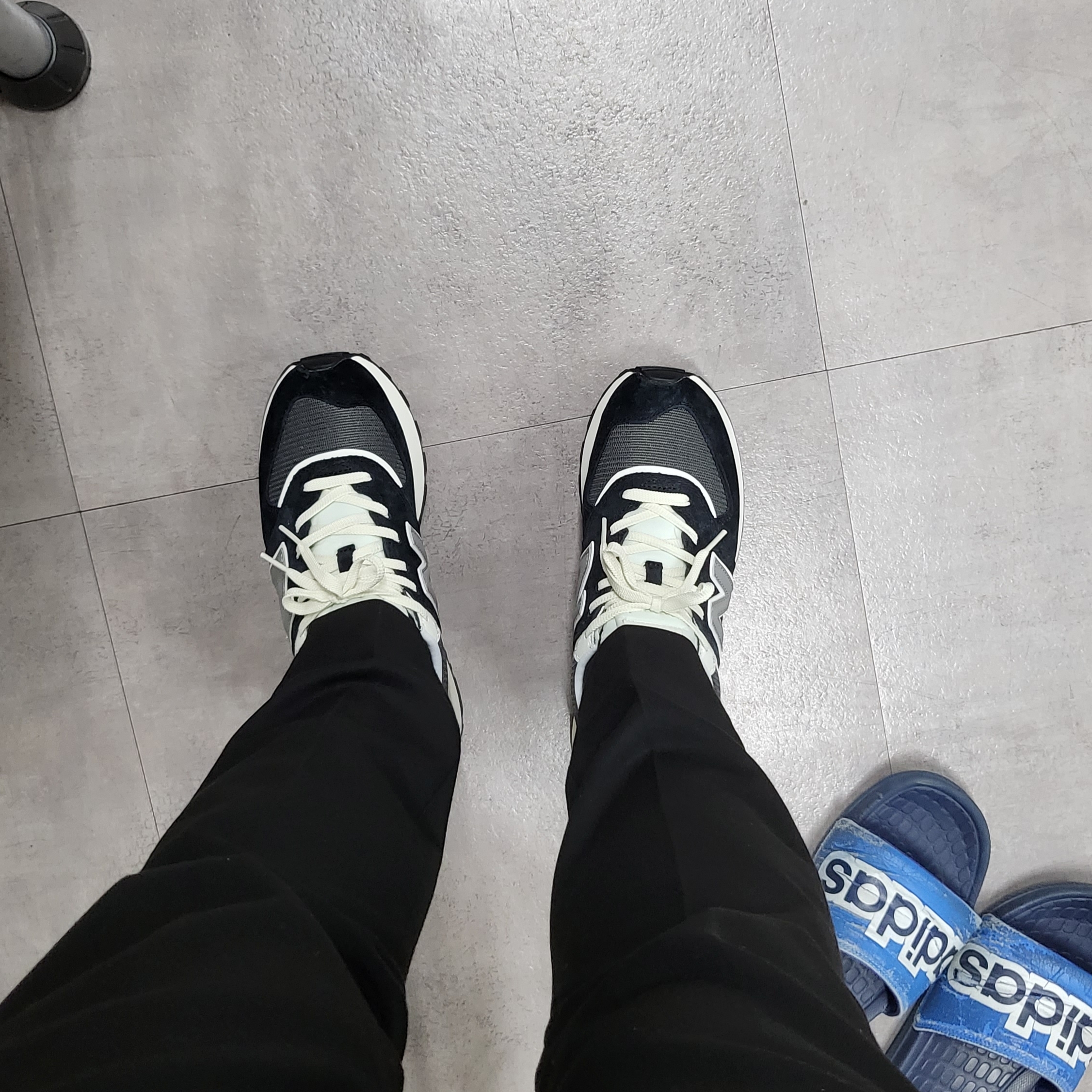 New Balance 574 Legacy Black 착용 스타일