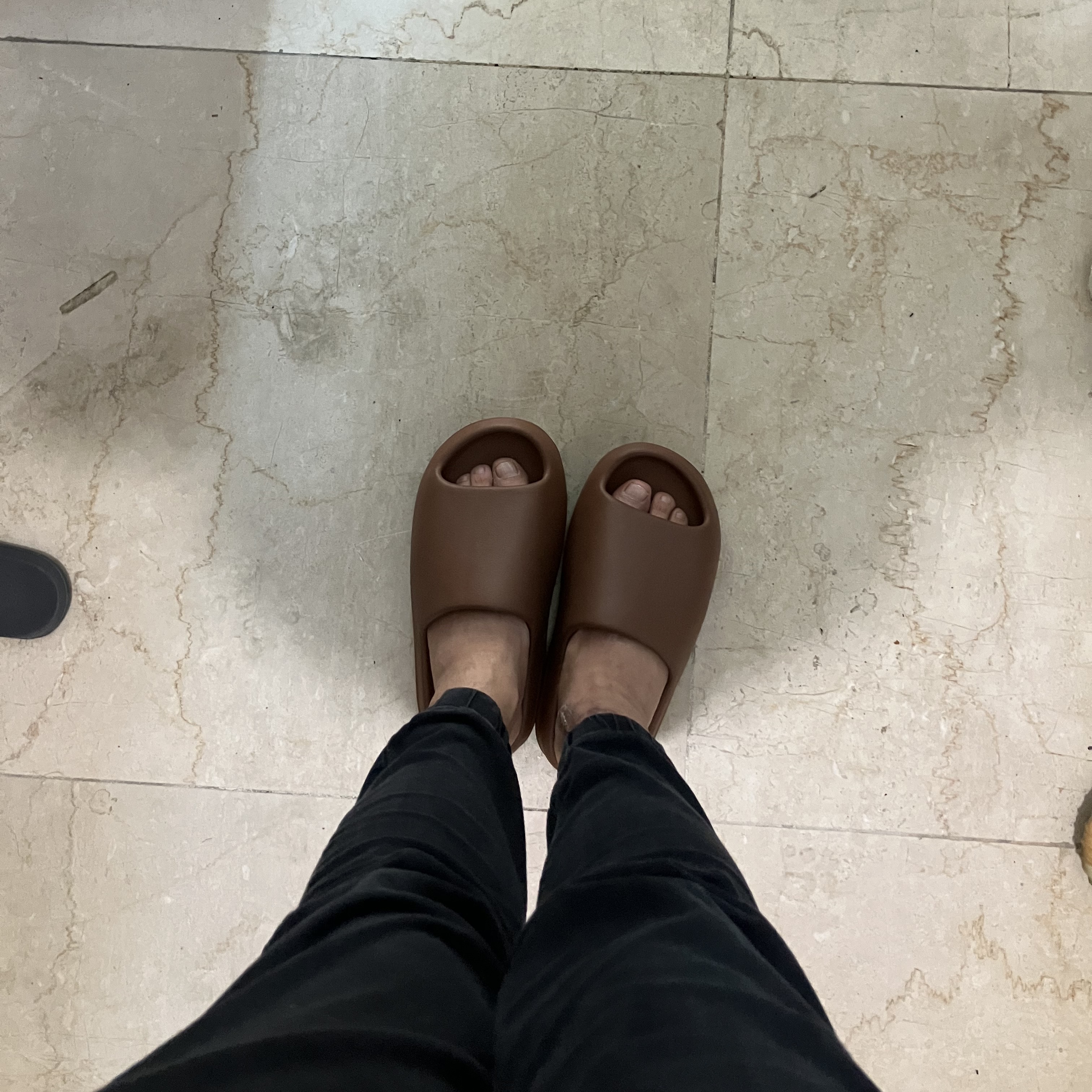 Adidas Yeezy Slide Flax 착용 스타일