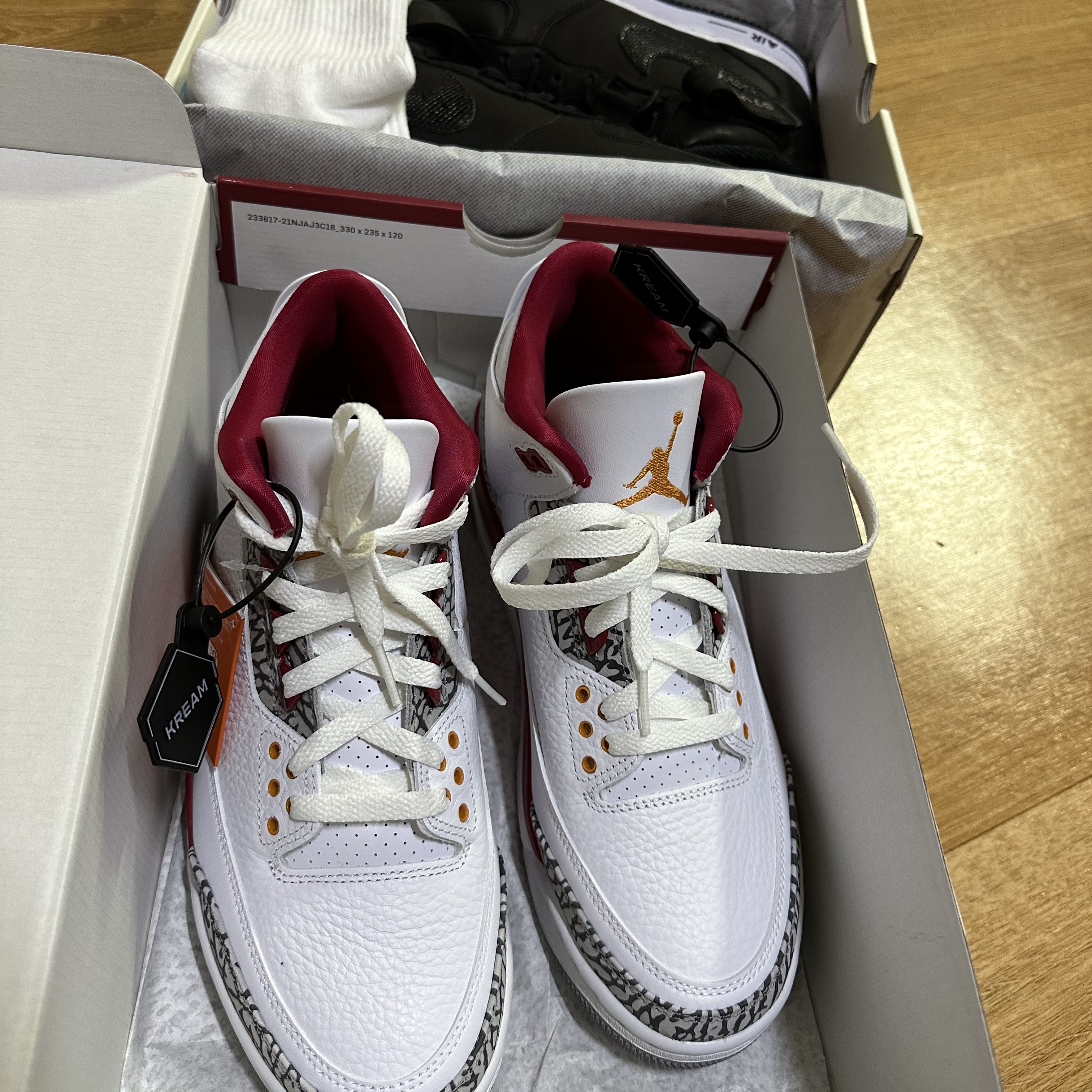 Jordan 3 Retro Cardinal Red, Nike x Stussy NRG Crew Socks White Black 착용 스타일 - 2