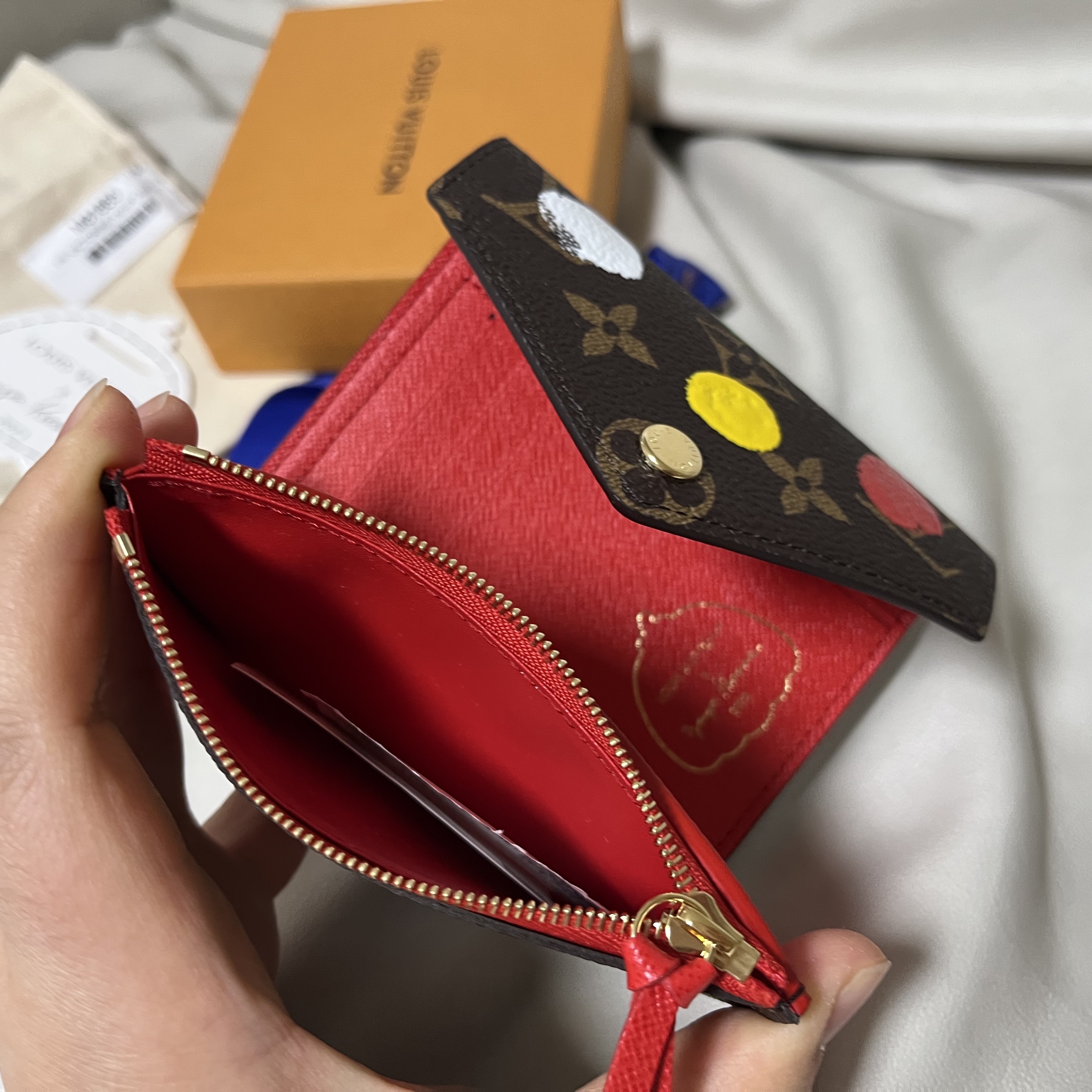 Louis Vuitton x YK Victorine Wallet Dots Print Monogram, Louis Vuitton Zoe Wallet Monogram and Monogram Reversed 착용 스타일 - 4