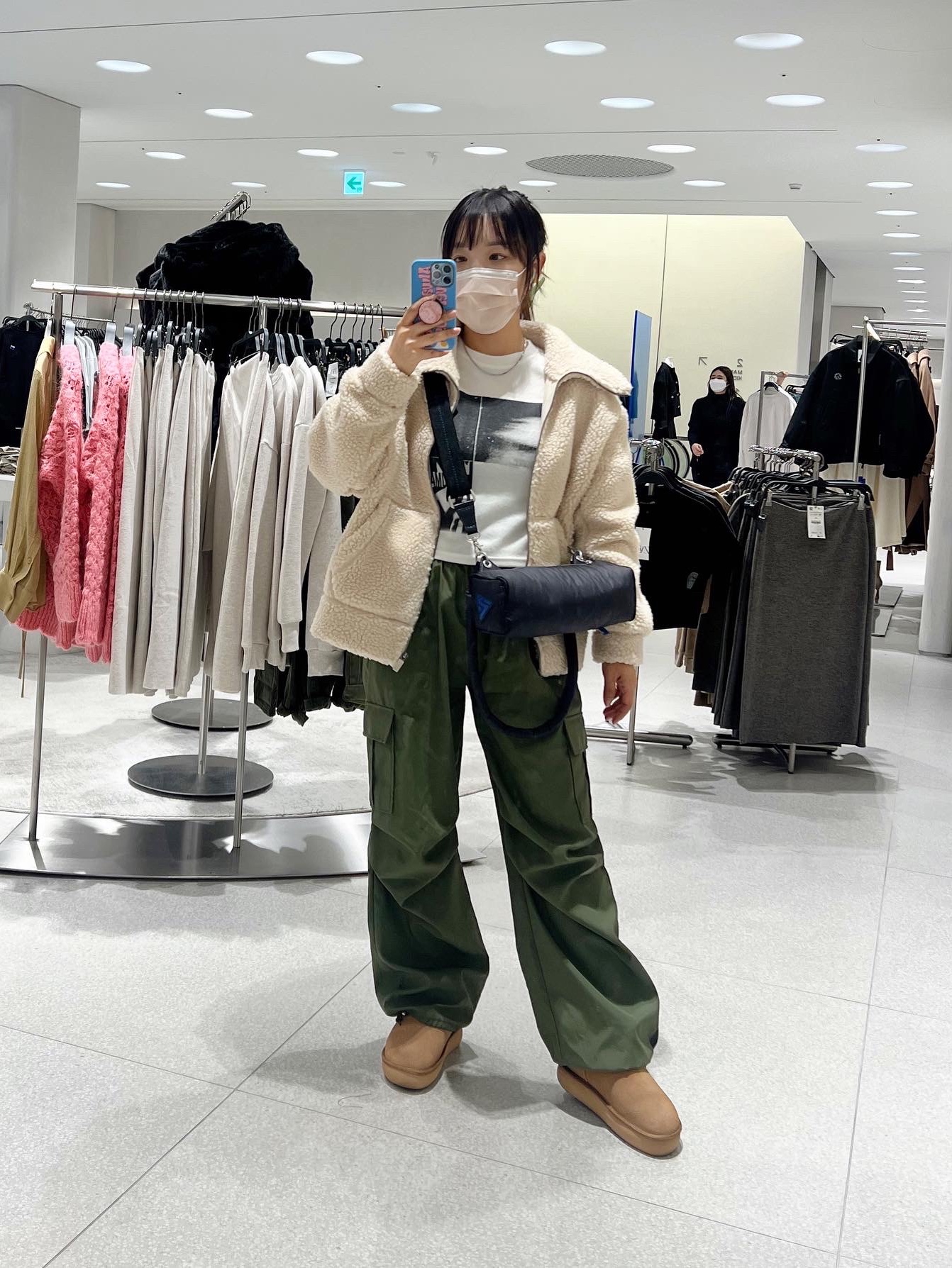 Zara x Ader Error Patchwork Oversize Knit Sweater Cream, Ader Error x Zara Shoulder Bag Black 착용 스타일 - 2