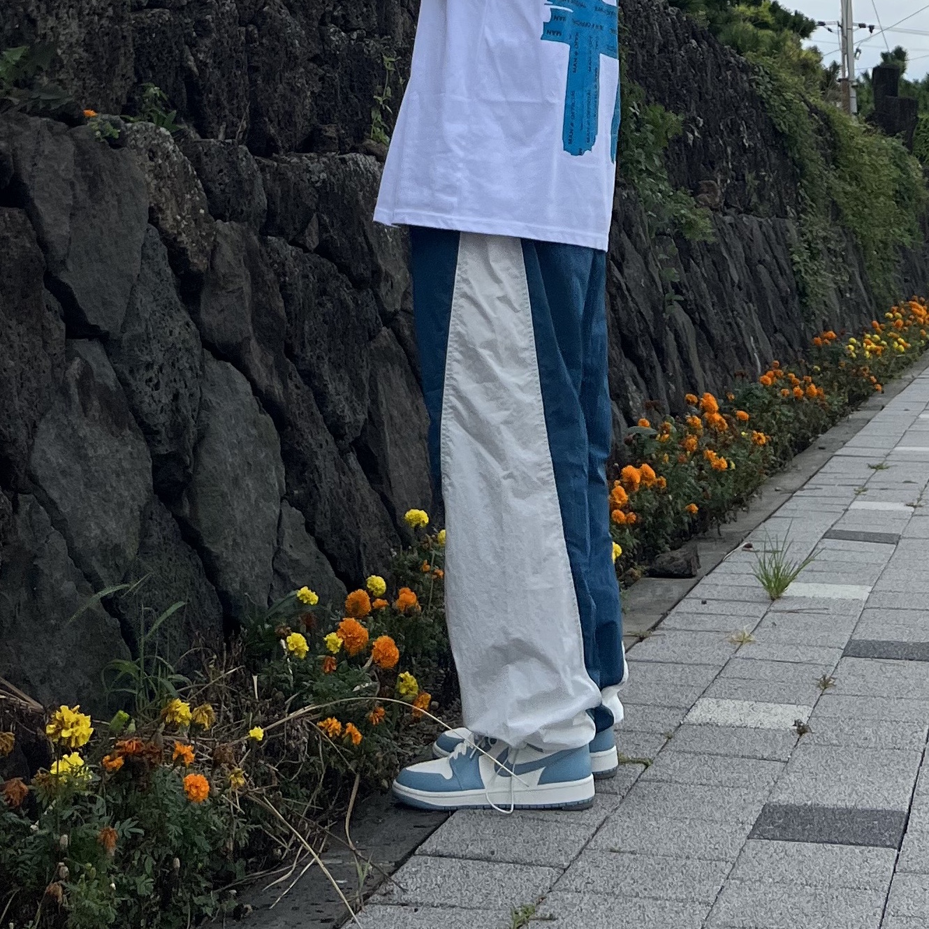 (W) Jordan 1 Mid Sail and Worn Blue 착용 스타일 - 3