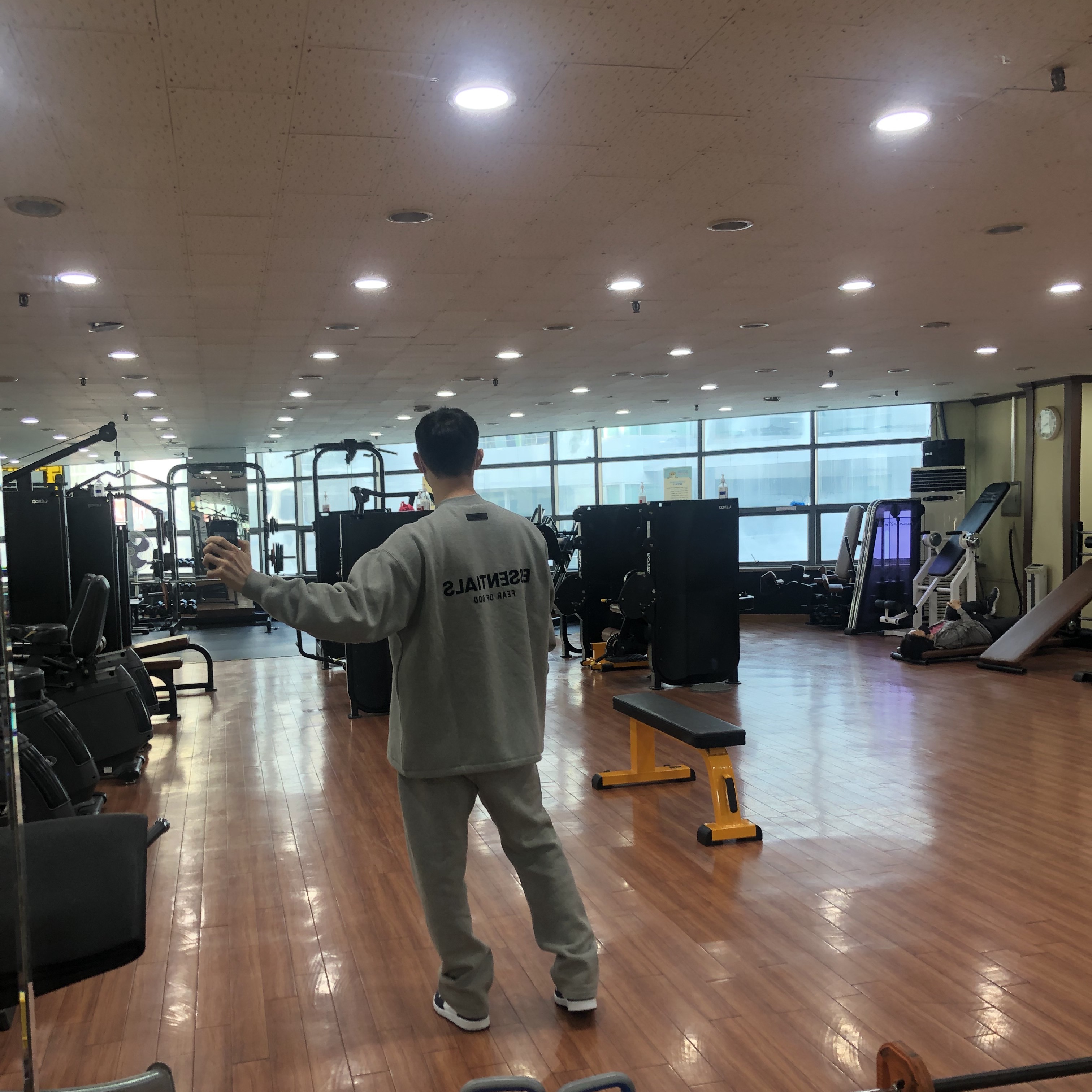 Essentials The Core Collection Relaxed Crewneck Sweatshirt Dark Oatmeal, Essentials The Core Collection Relaxed Sweatpants Dark Oatmeal 착용 스타일 - 2