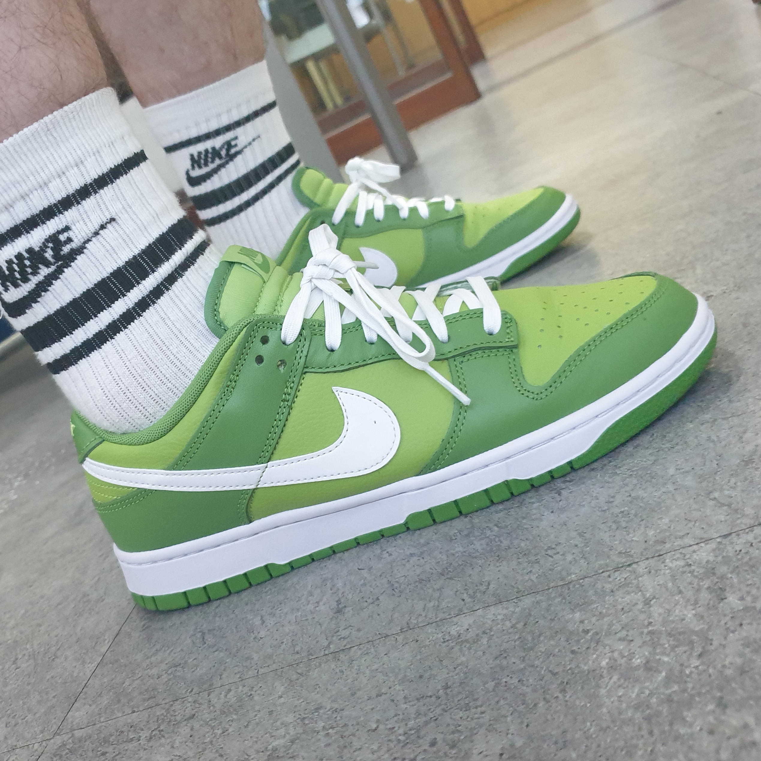 Nike Dunk Low Retro Vivid Green 착용 스타일 - 1