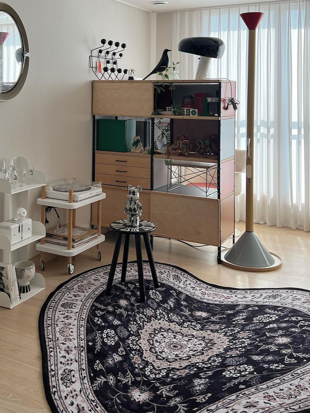 Say Touche Jagae Stool Black, Say Touche Liquified Persian Rug Black (L) 착용 스타일 - 2