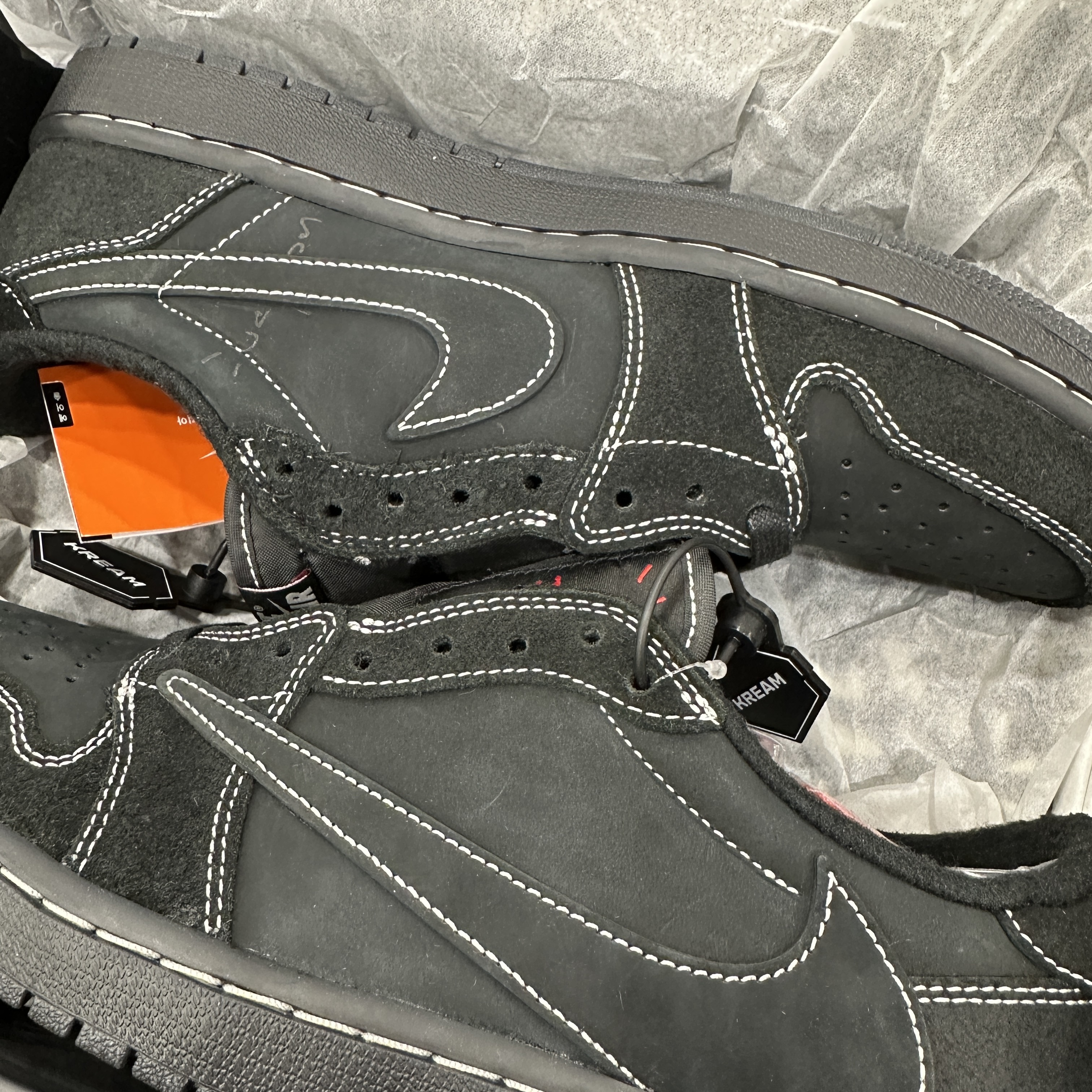 Jordan 1 x Travis Scott Retro Low OG SP Black Phantom 착용 스타일 - 2