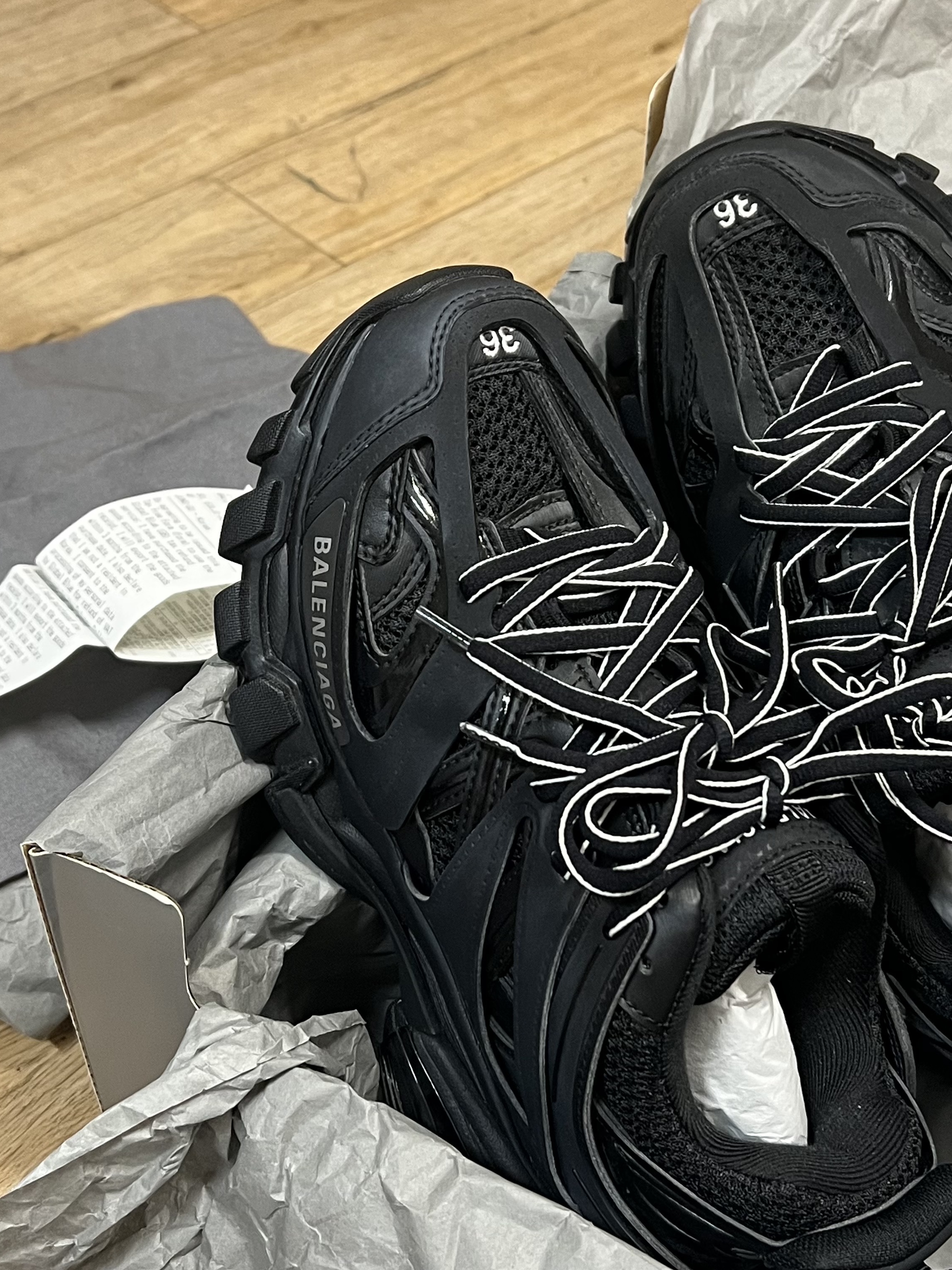 (W) Balenciaga Track Sneakers Triple Black 착용 스타일 - 2