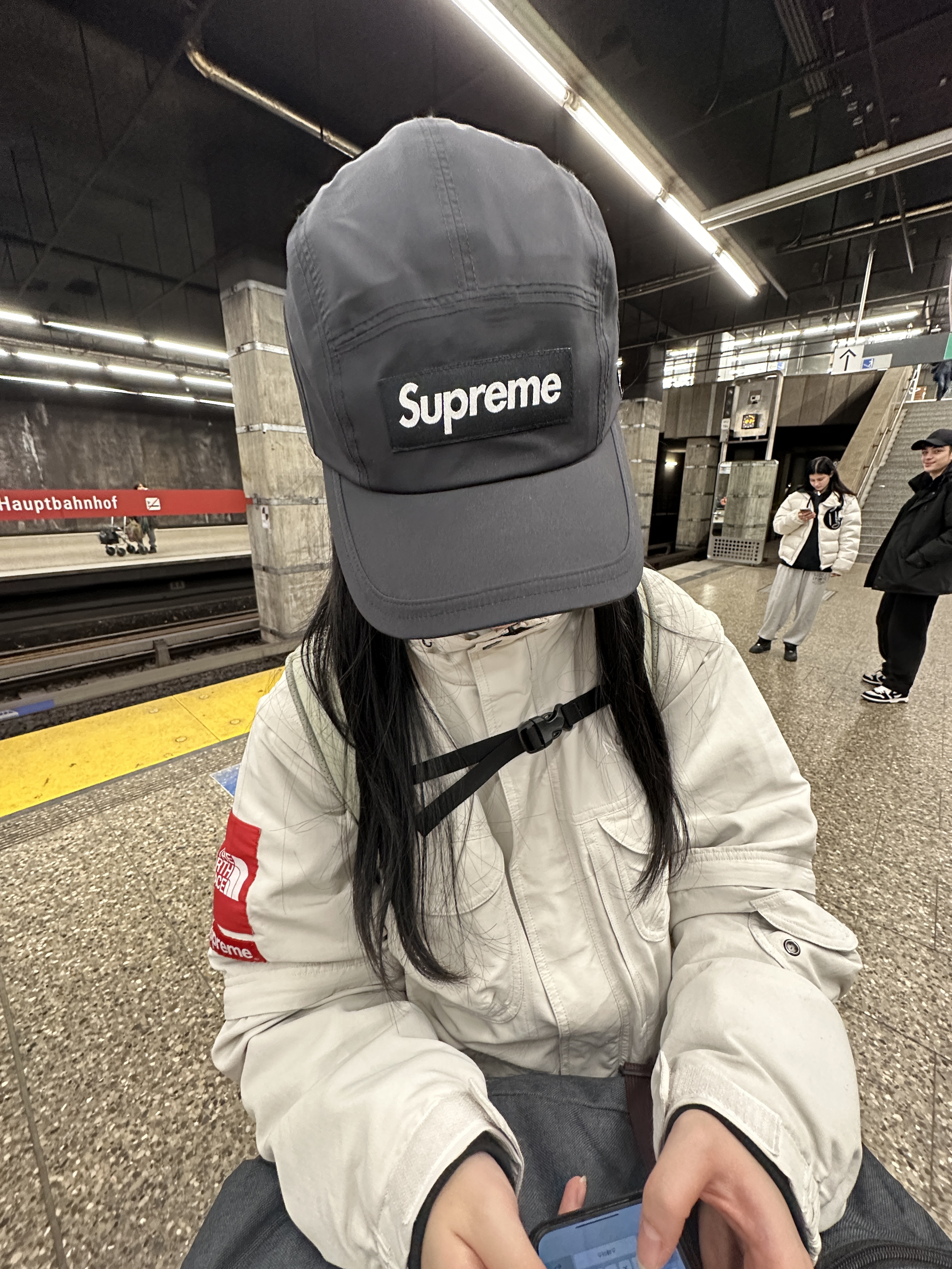Supreme x The North Face Trekking Convertible Jacket Stone - 22SS, Supreme Gore-Tex Camp Cap Black - 22FW 착용 스타일 - 2