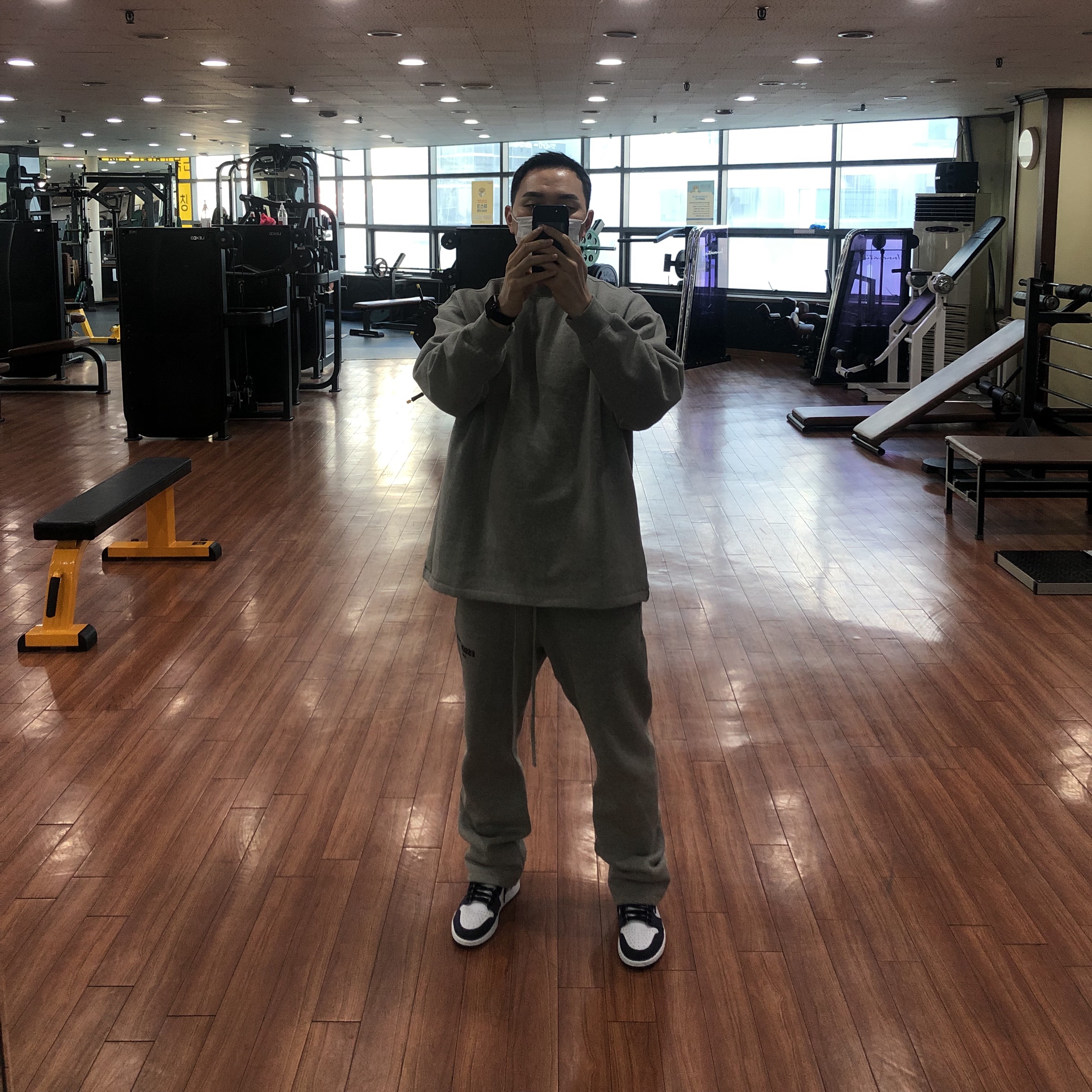 Essentials The Core Collection Relaxed Crewneck Sweatshirt Dark Oatmeal, Essentials The Core Collection Relaxed Sweatpants Dark Oatmeal 착용 스타일 - 1