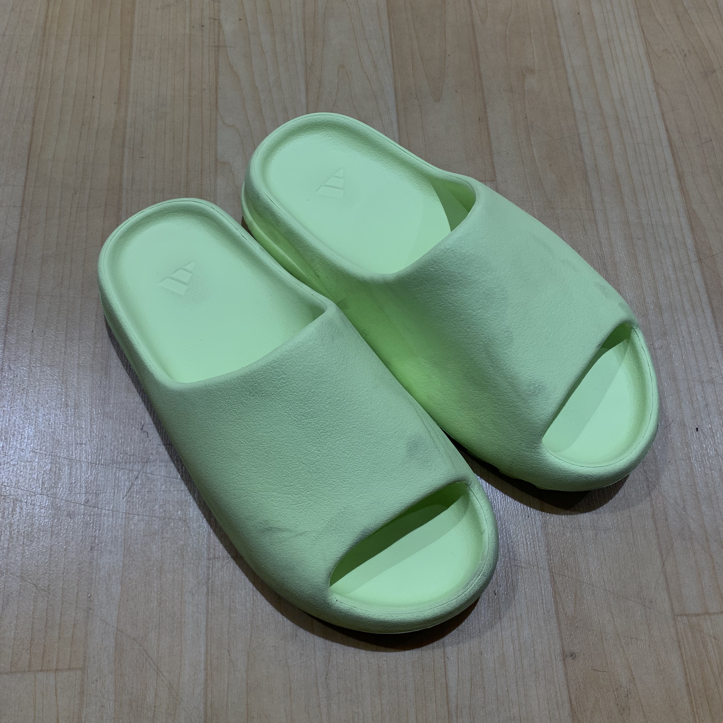 Adidas Yeezy Slide Glow Green 2022/2023 착용 스타일
