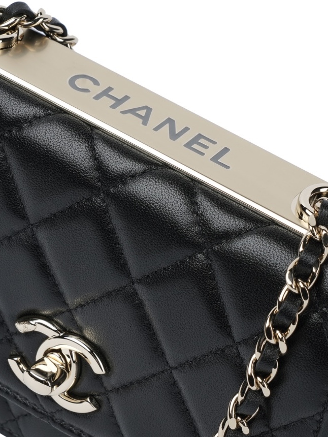 Chanel Clutch with Chain Lambskin & Gold Black 착용 스타일 - 1