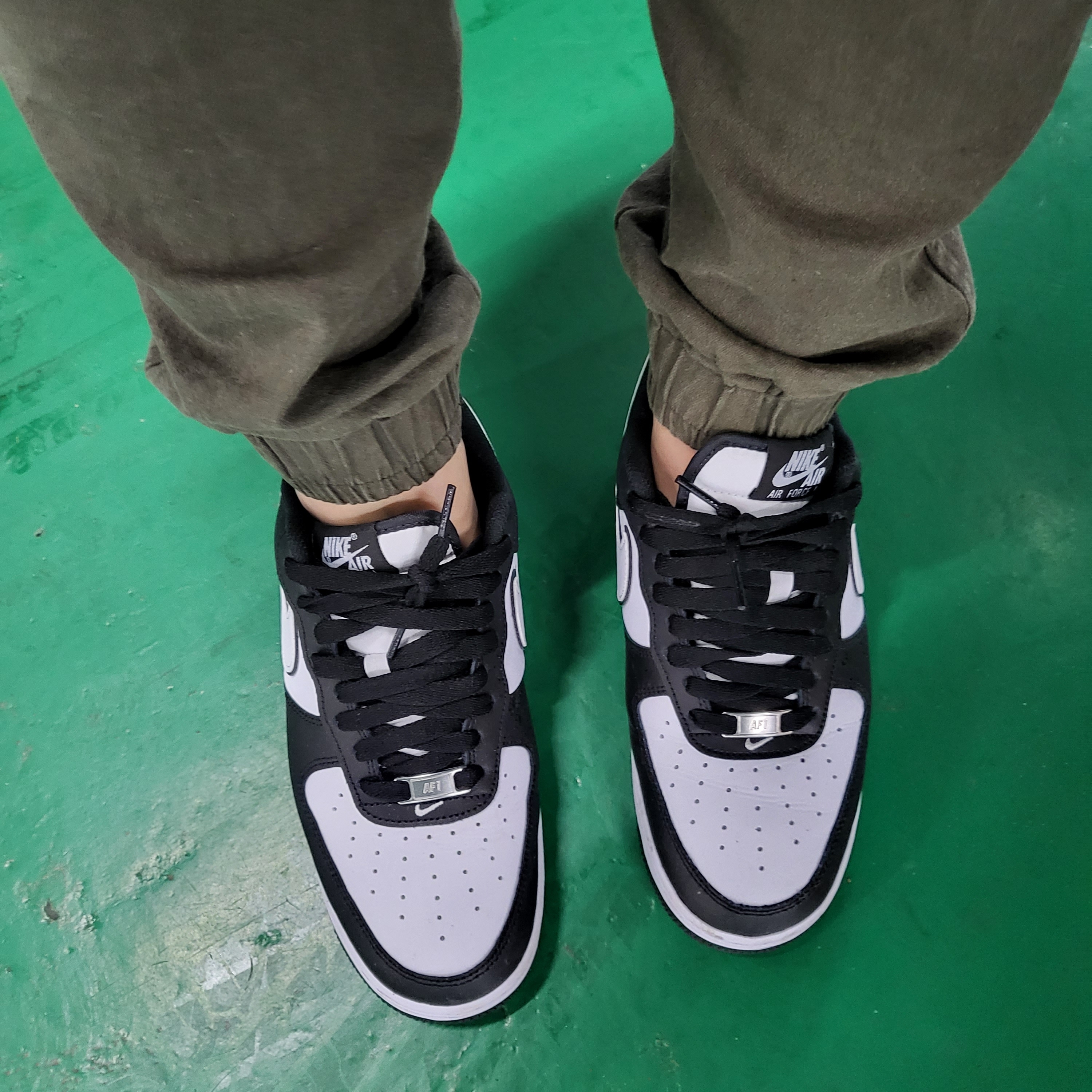 Nike Air Force 1 '07 Black White 착용 스타일 - 1
