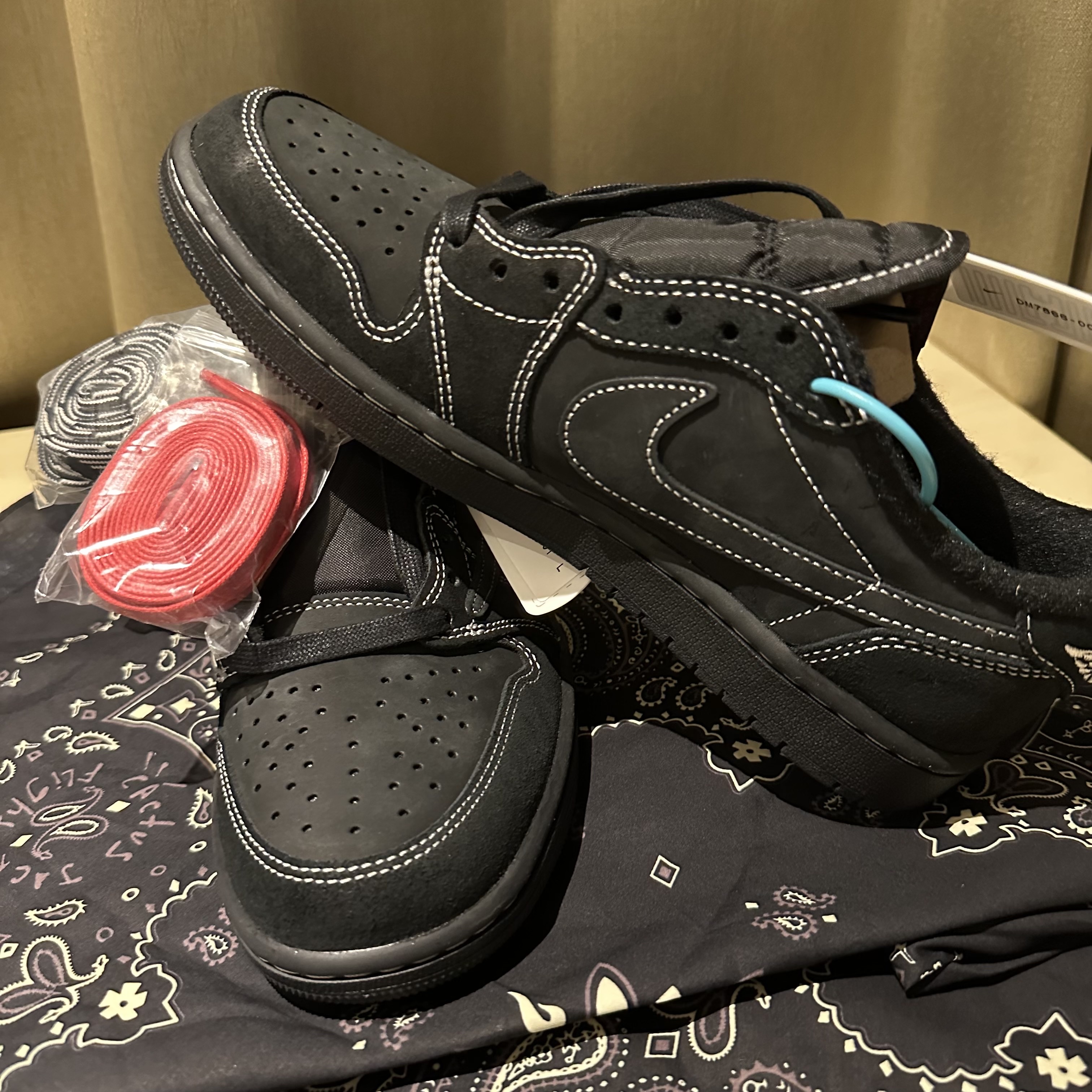 Jordan 1 x Travis Scott Retro Low OG SP Black Phantom 착용 스타일 - 4