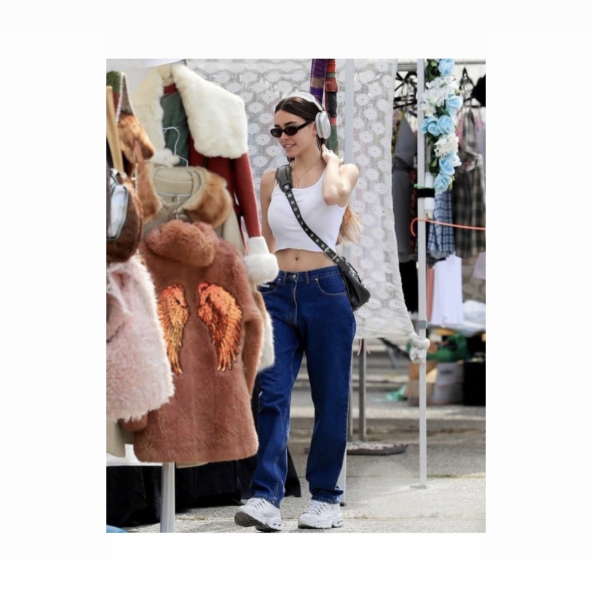 Balenciaga Arena Lambskin Le Cagole XS Shoulder Bag Black, Apple AirPods Max Lightning Silver (Korean Ver.) 착용 스타일 - 5