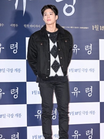 Celine Trucker Jacket in Pure Black Wash Denim Vintage Pure Black 착용 스타일 - 1