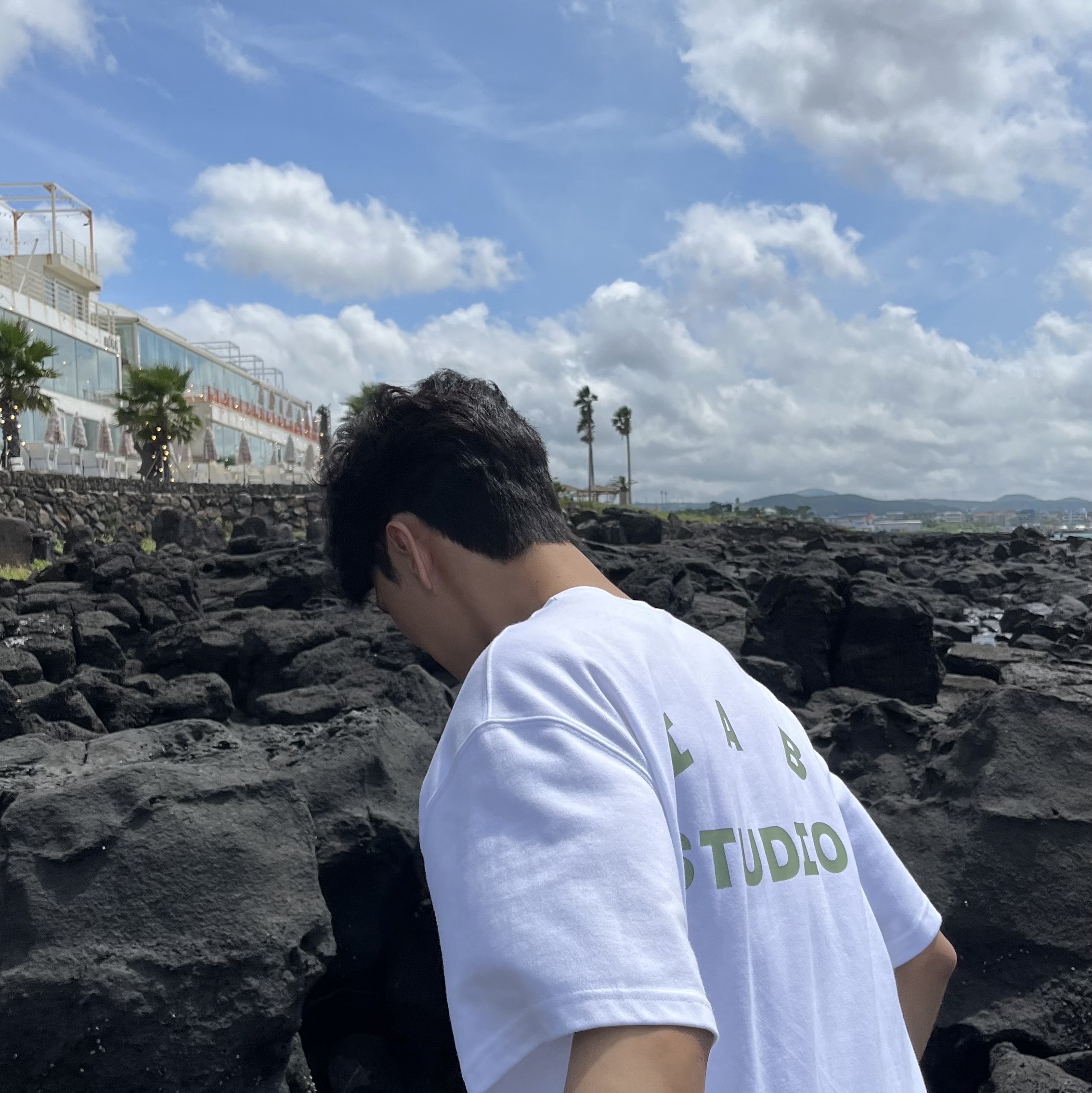 IAB Studio T-Shirt White Light Green 착용 스타일 - 1