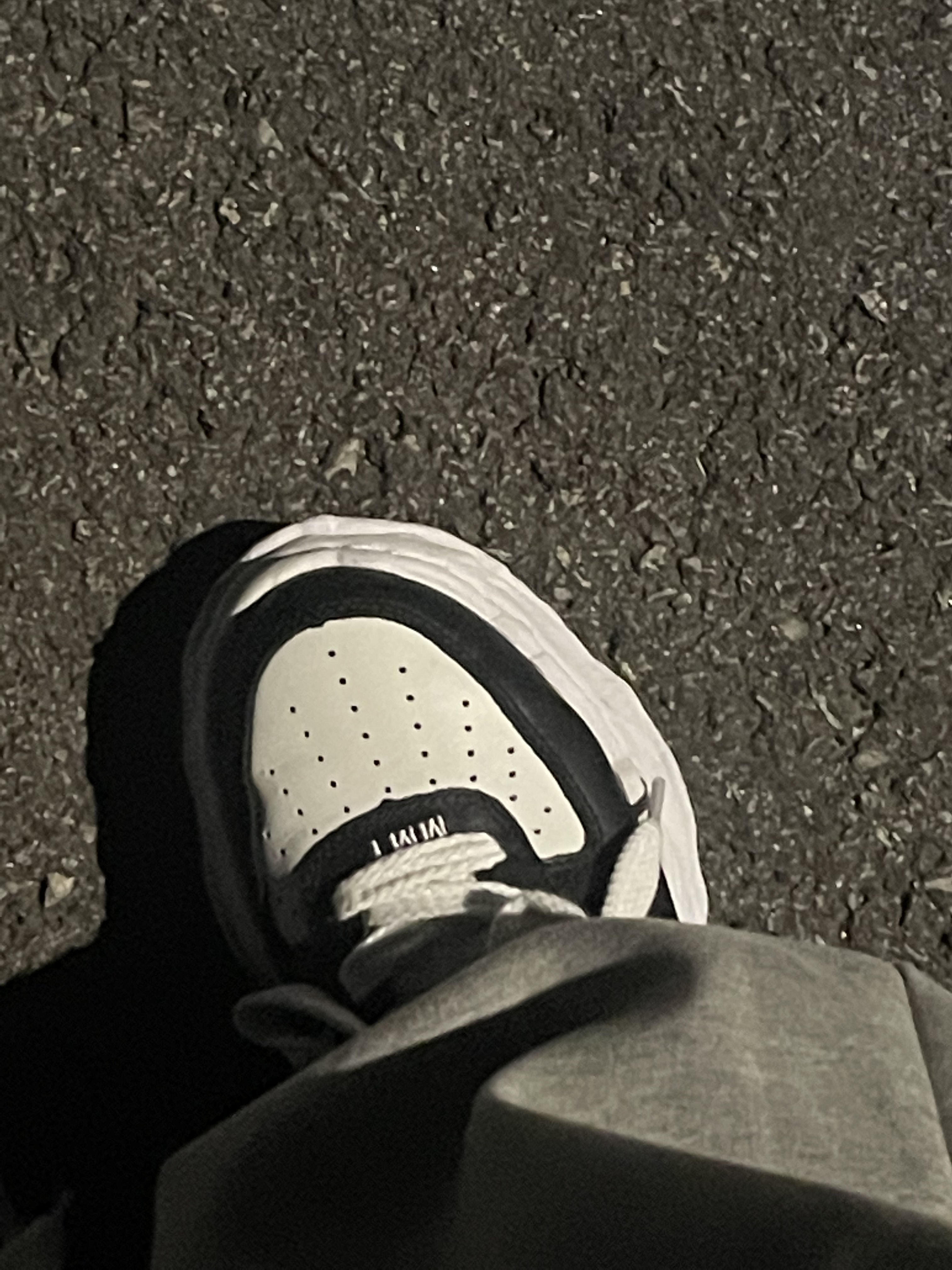 Maison Mihara Yasuhiro Wayne OG Sole Leather Low-top Sneakers Black White 착용 스타일