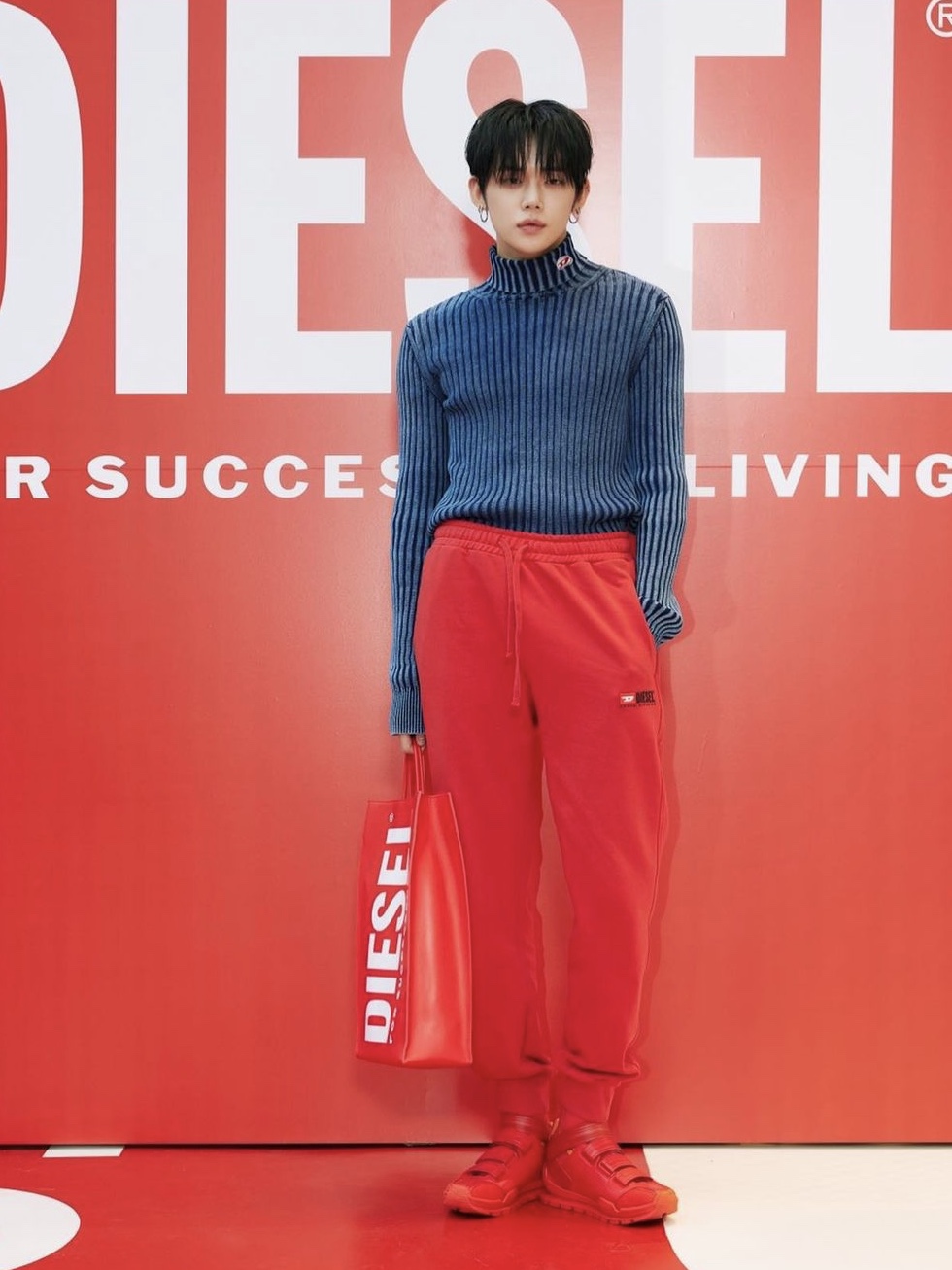 Diesel DSL Large Logo Shopper Bag in Matte Leather Red 착용 스타일 - 2