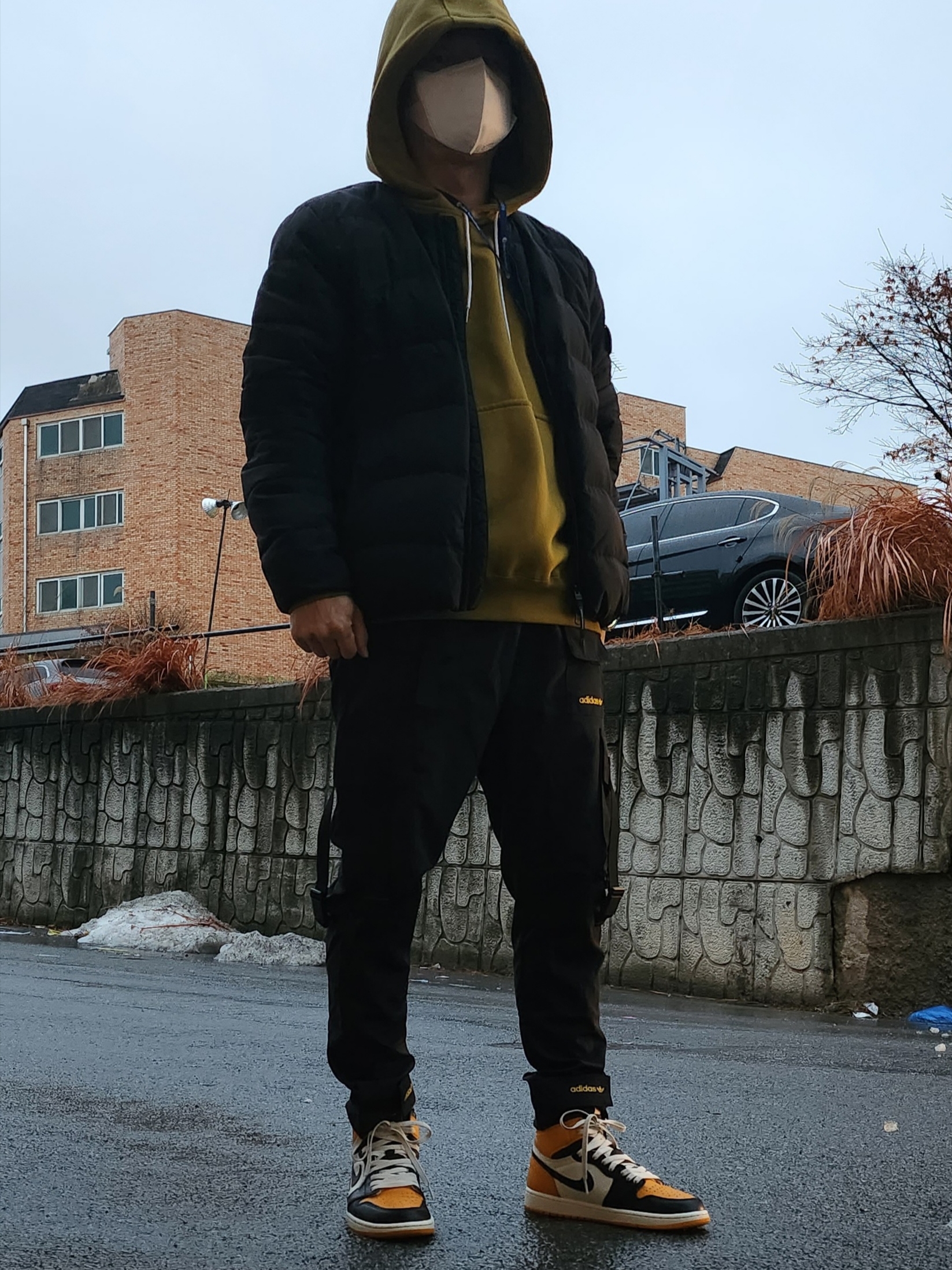Jordan 1 Retro High OG Taxi, Nike NRG Solo Swoosh Fleece Hoodie Desert Moss - US/EU 착용 스타일 - 1