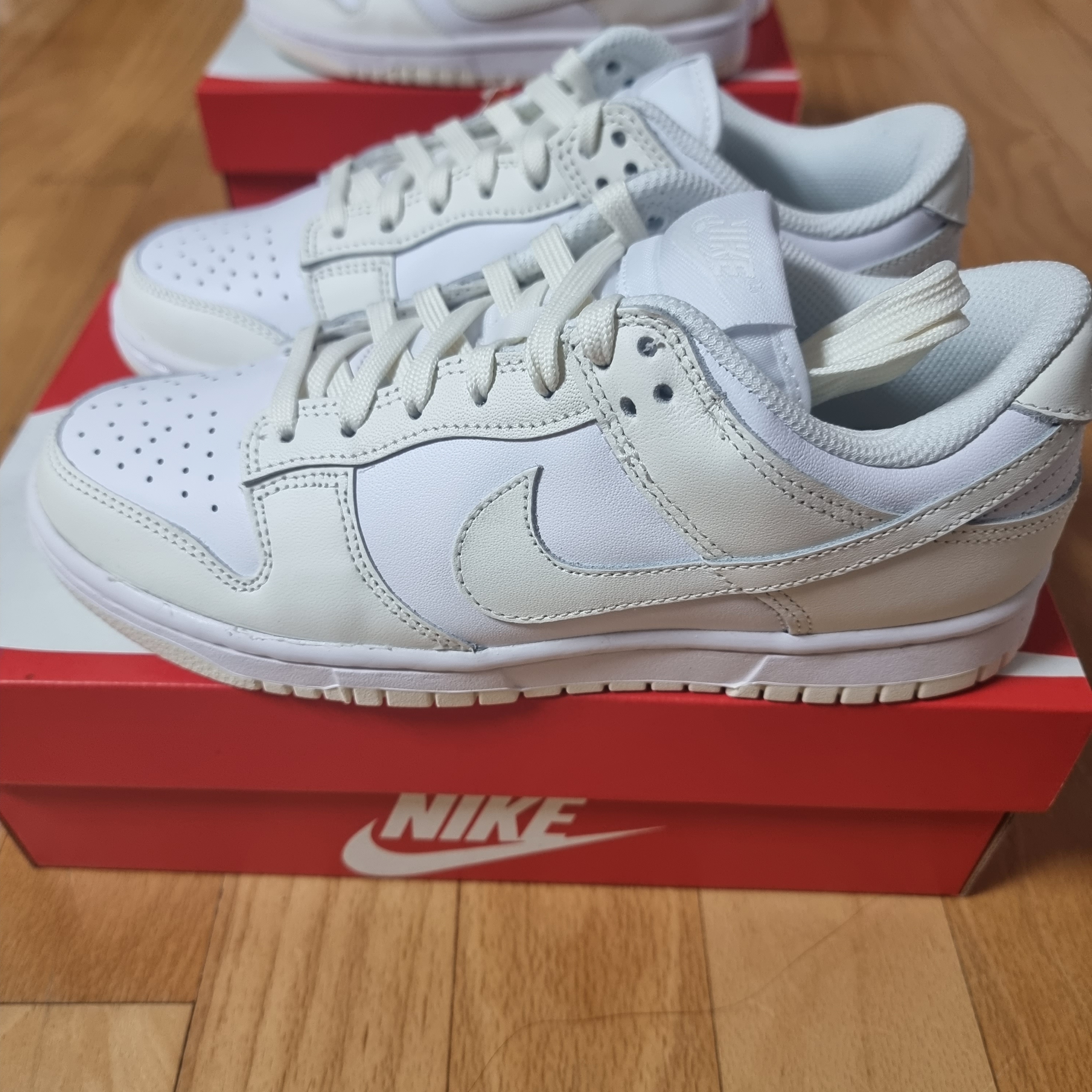 (W) Nike Dunk Low White and Sail 착용 스타일 - 2
