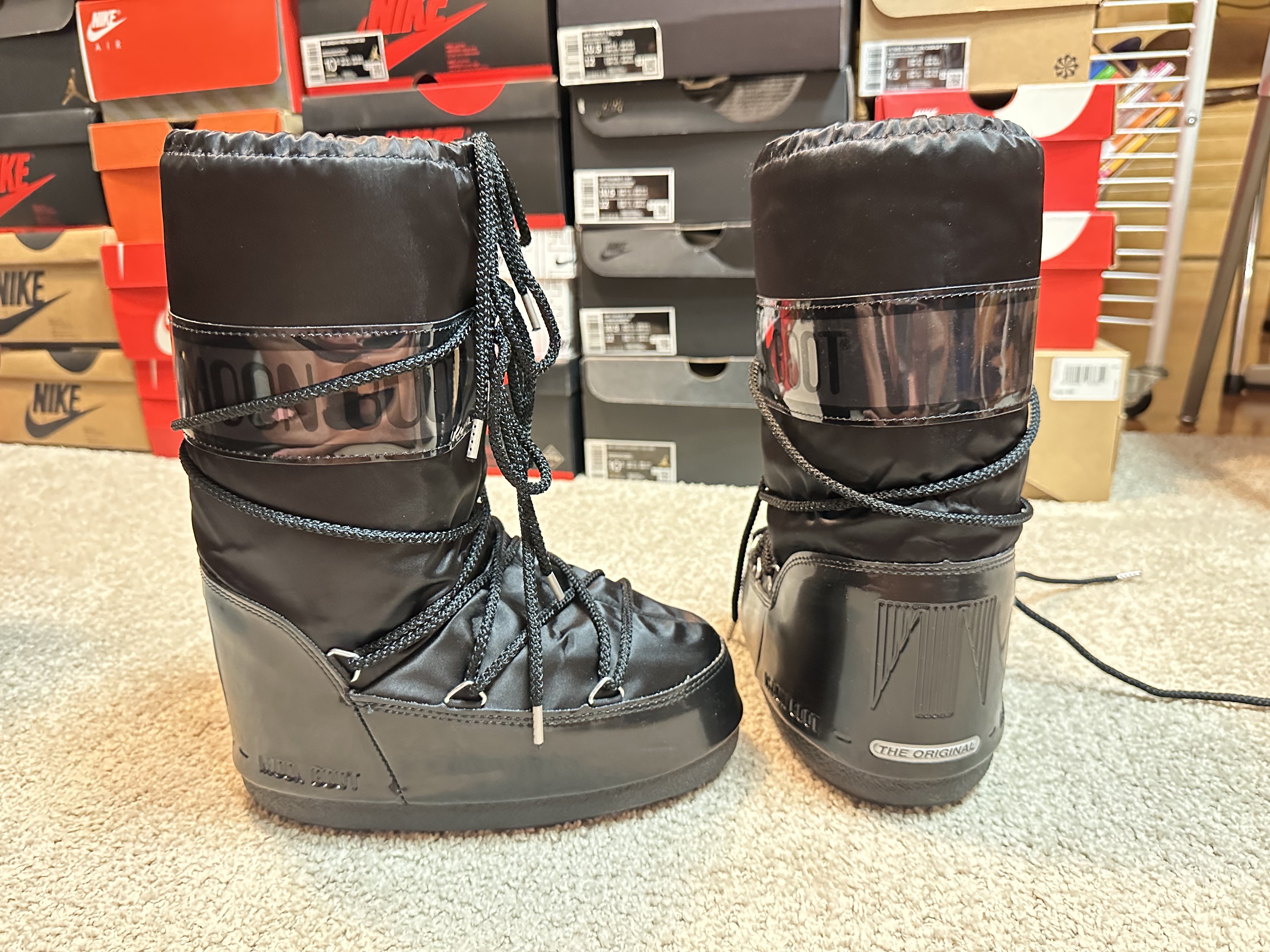(W) Moon Boot Icon Glance Satin Boots Black 착용 스타일 - 3