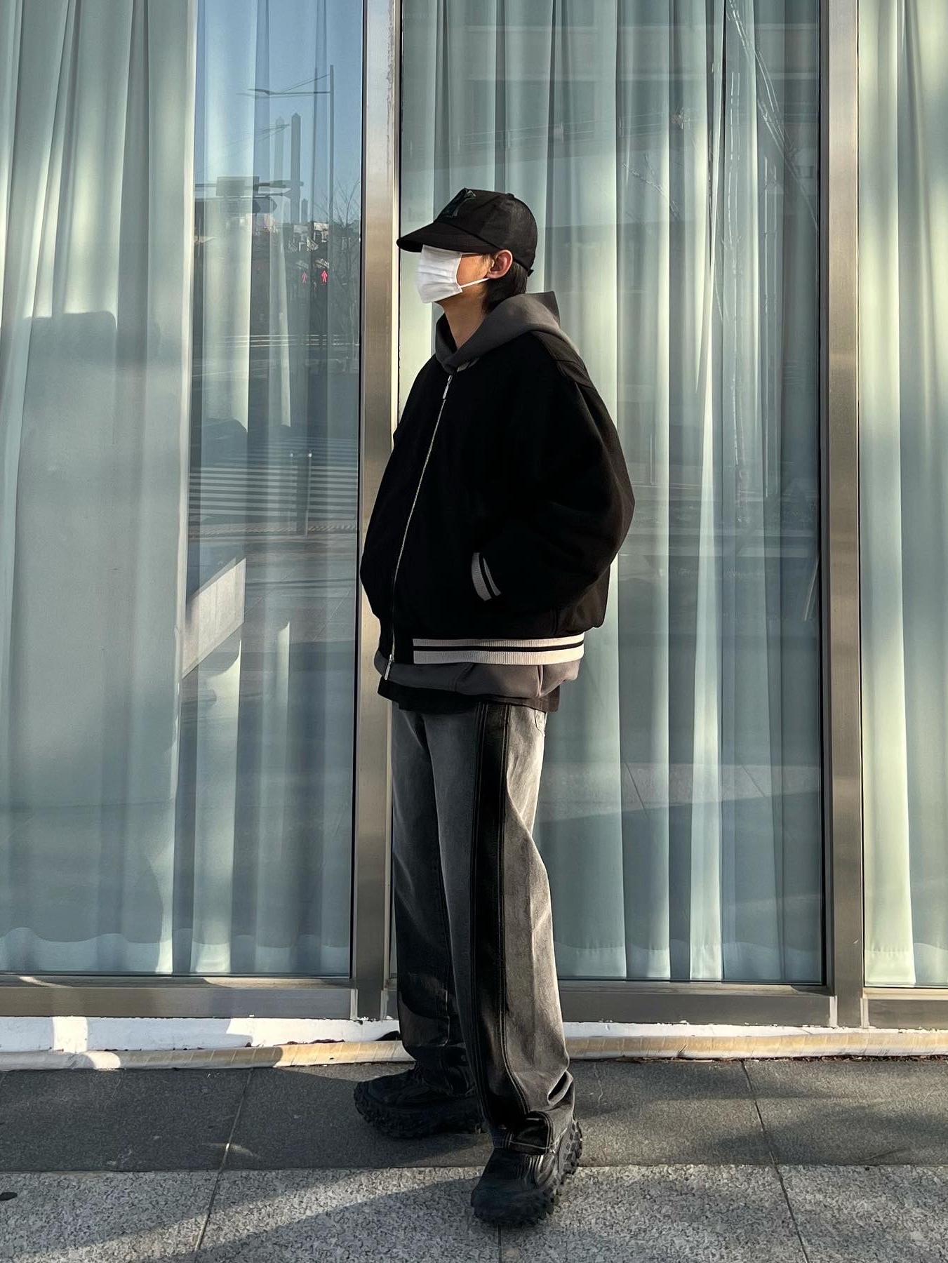 Balenciaga Defender Sneakers Black 착용 스타일 - 3