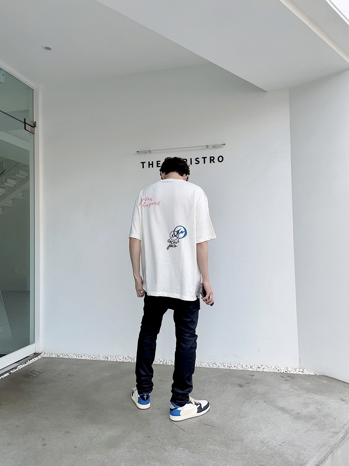 Jordan 1 x Travis Scott x Fragment Retro Low OG SP Military Blue, Jordan x Travis Scott x Fragment T-Shirt Sail (DJ0619-133) 착용 스타일 - 2