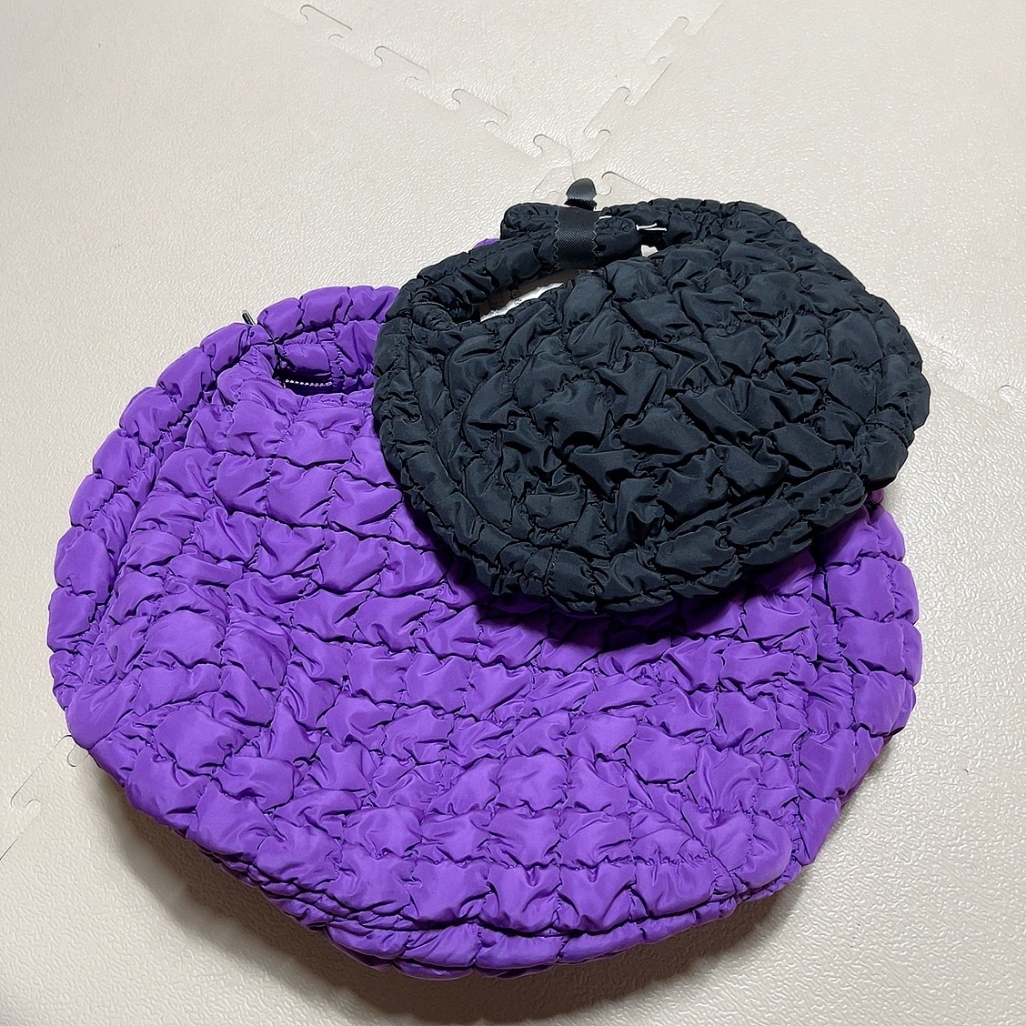 COS Quilted Mini Bag Black, COS Quilted Oversized Shoulder Bag Purple 착용 스타일