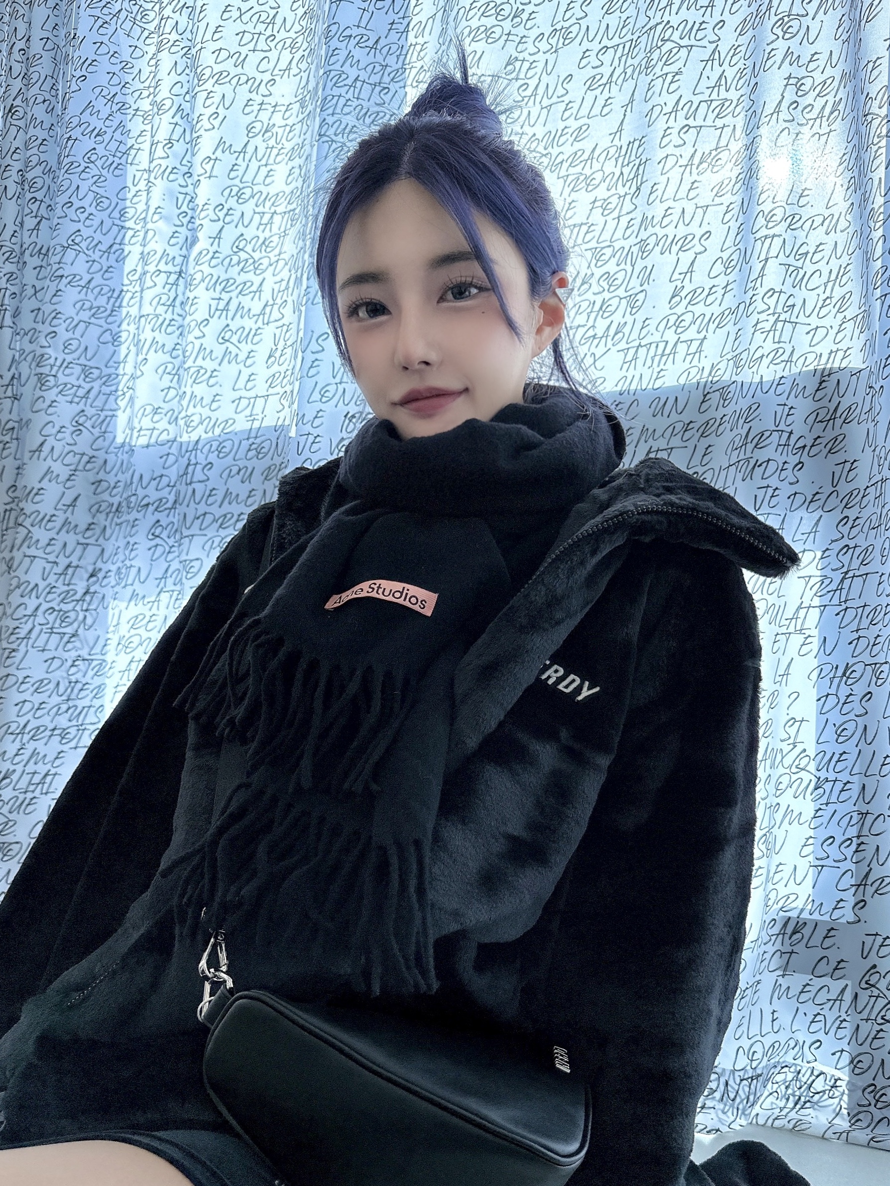 (W) UGG Classic Ultra Mini Boots Sand, Acne Studios Narrow Wool Fringe Muffler Black 착용 스타일 - 2
