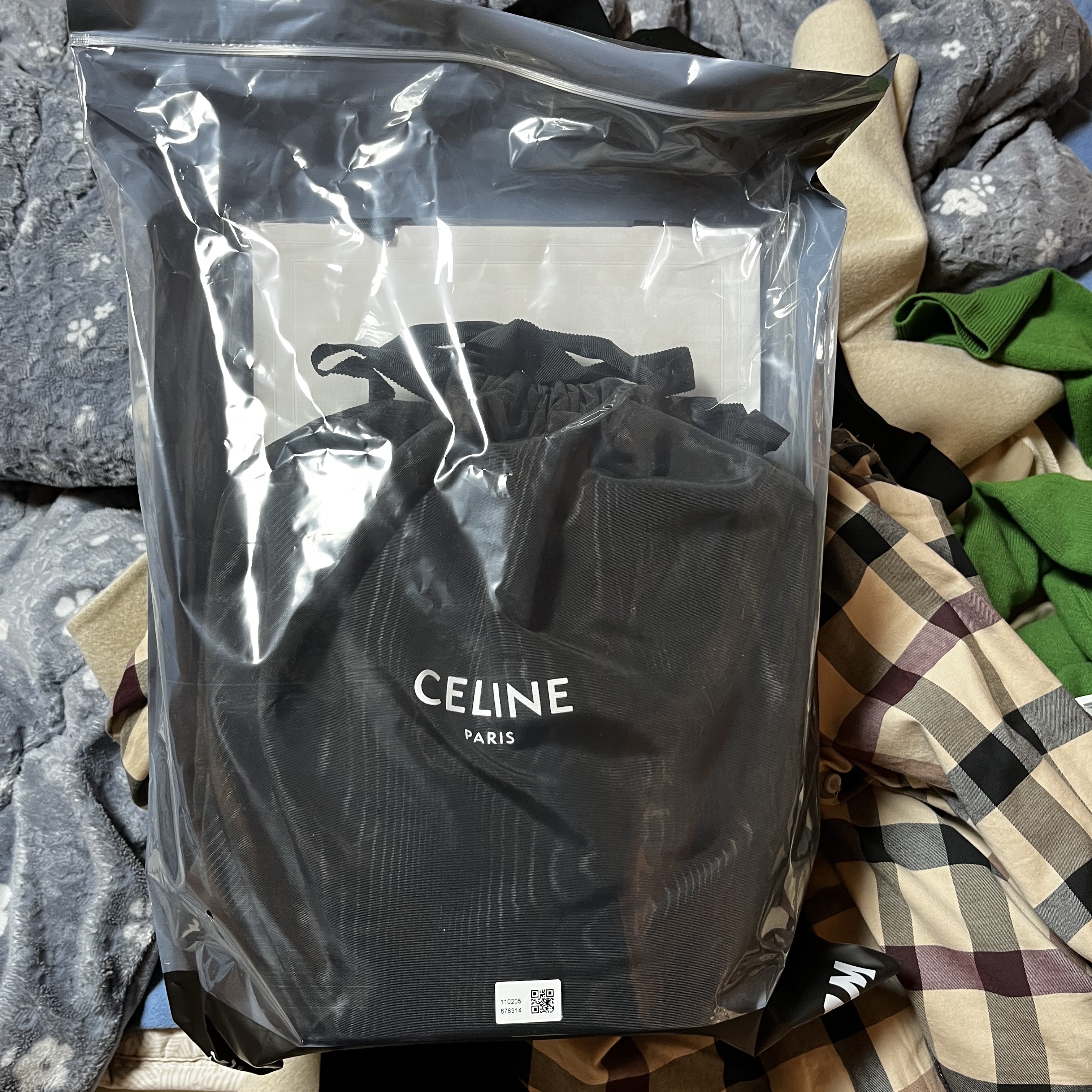 Celine Small Bucket in Triomphe Canvas and Calfskin Tan 착용 스타일