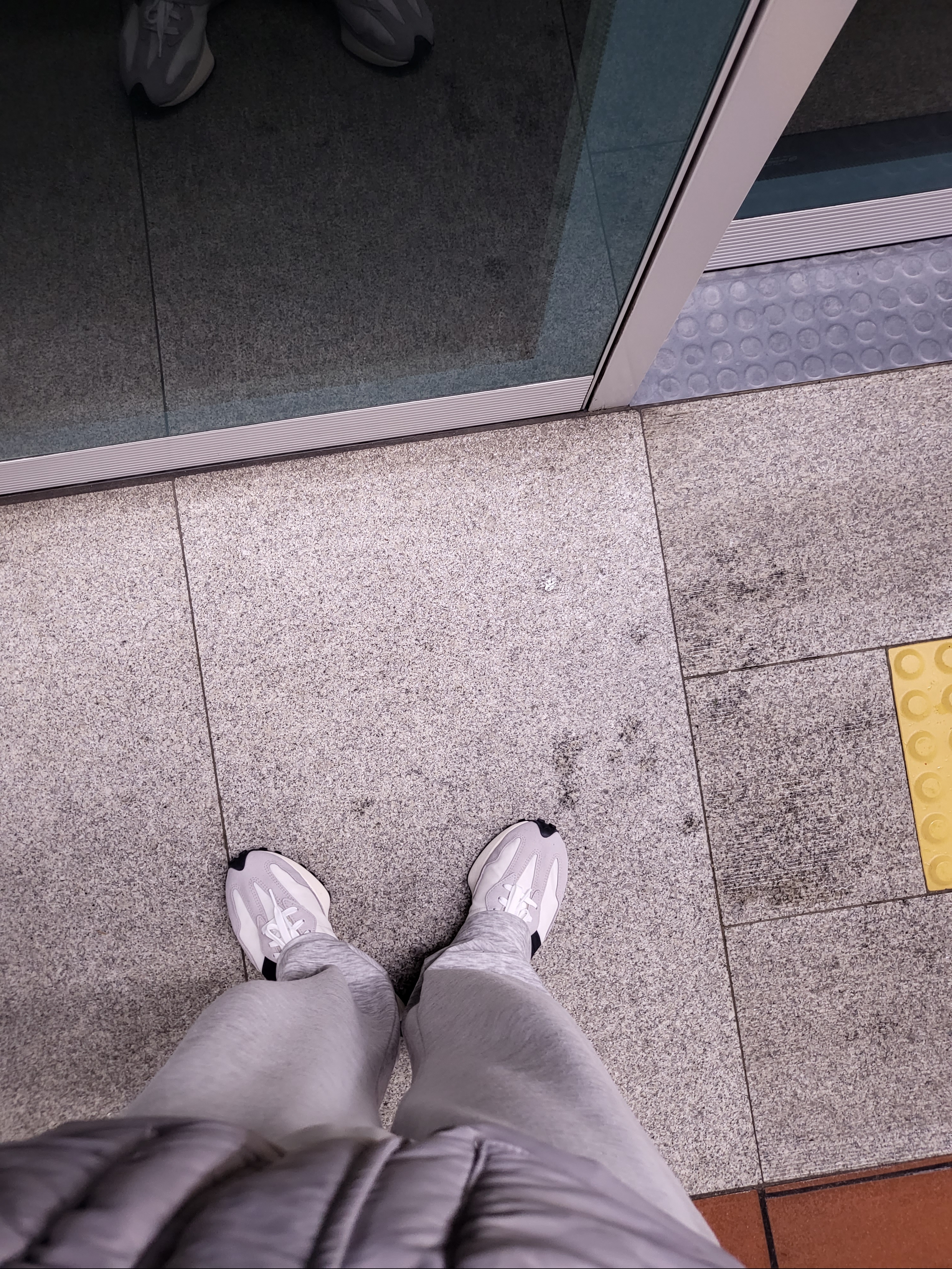 New Balance 327 White Black 착용 스타일