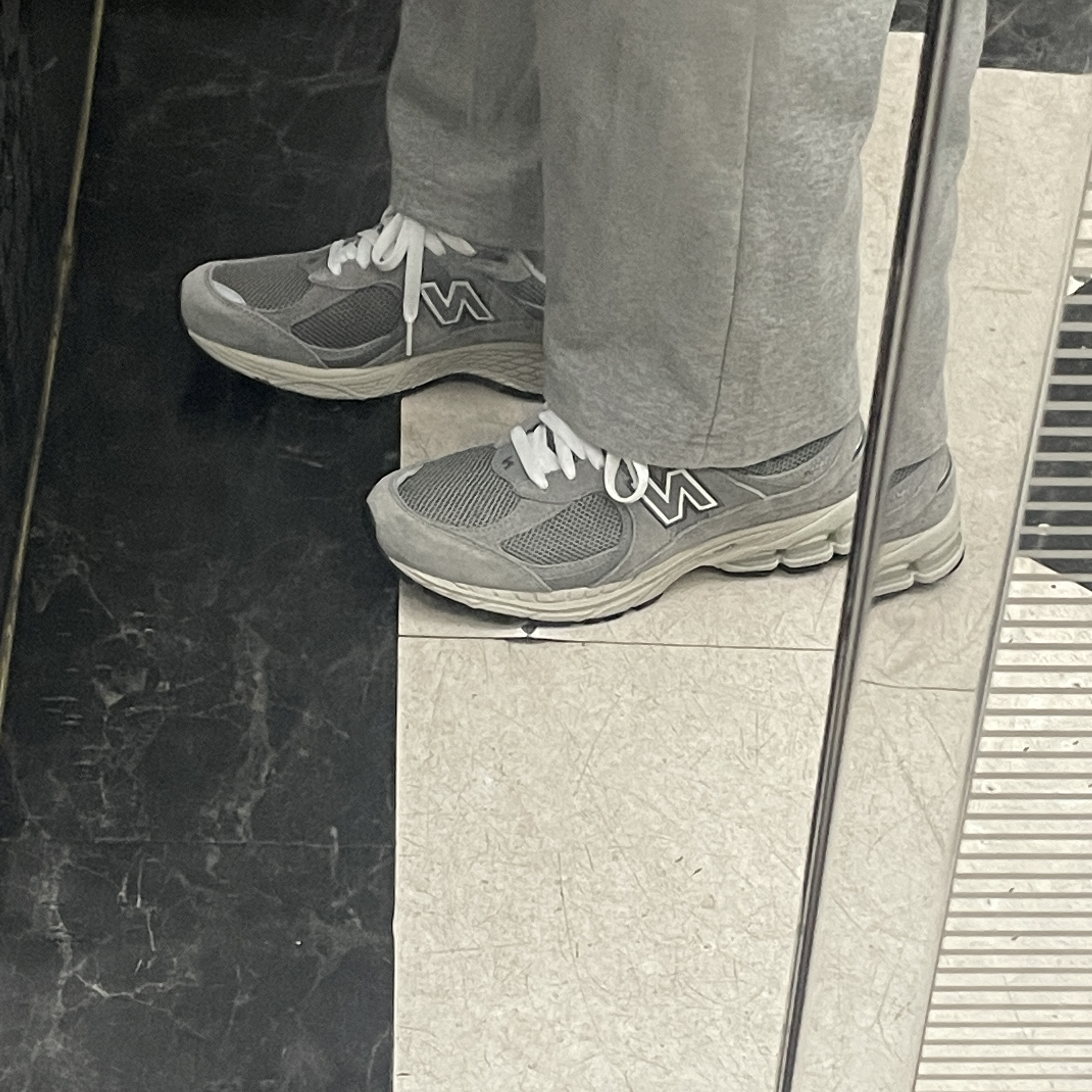 New Balance 2002R Grey 착용 스타일
