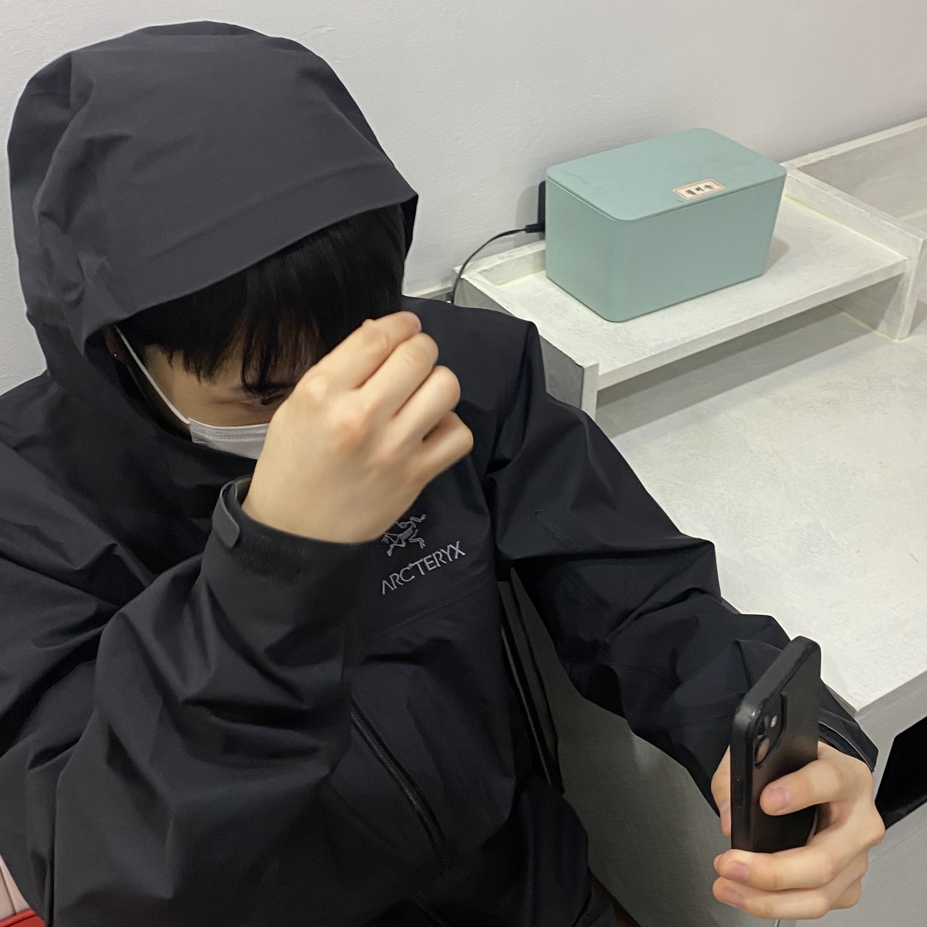Arc'teryx Beta Jacket Black, Apple AirPods Max Lightning Silver (Korean Ver.) 착용 스타일 - 3