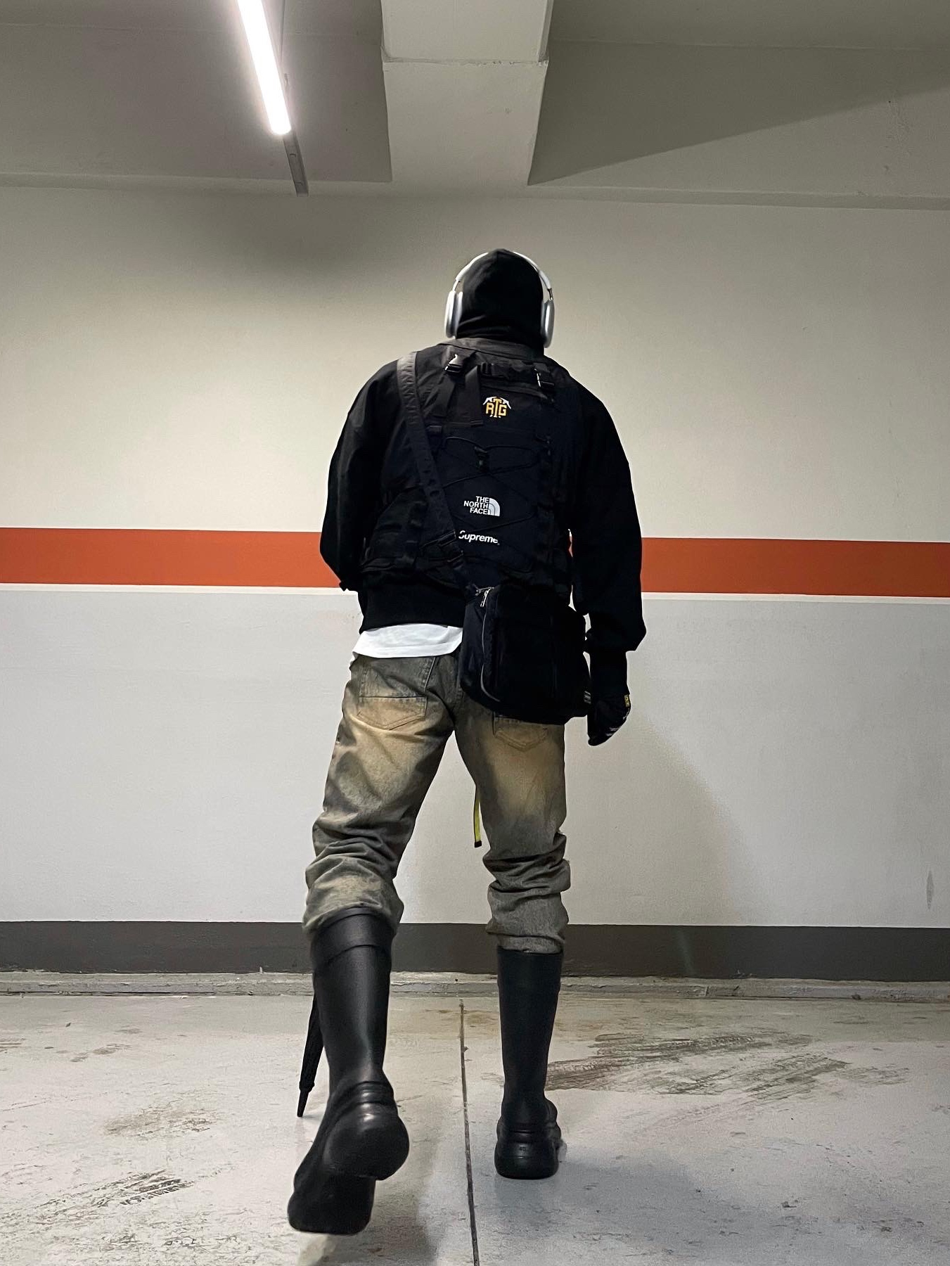 Balenciaga x Crocs Rubber Boot Black, Supreme x The North Face RTG Jacket + Vest Black - 20SS 착용 스타일 - 5