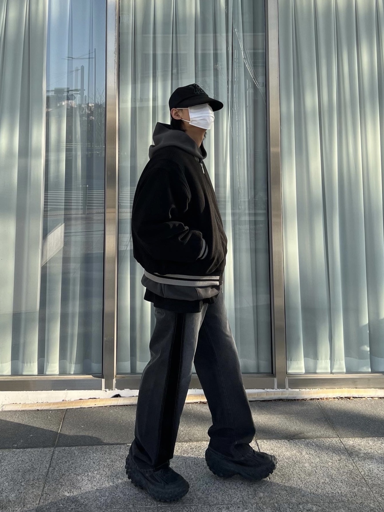 Balenciaga Defender Sneakers Black 착용 스타일 - 1